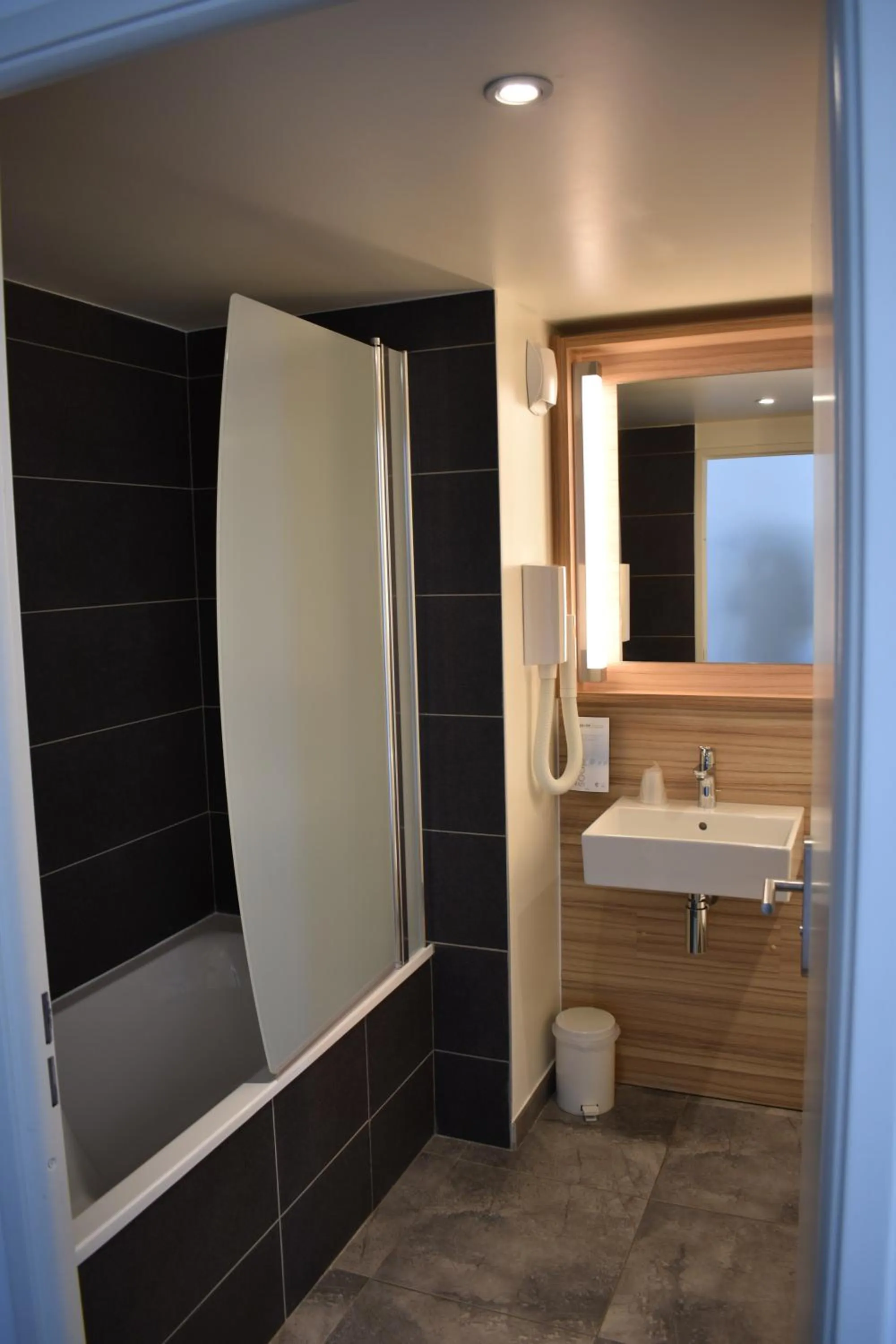 Bathroom in Campanile Ales Centre - Cévennes