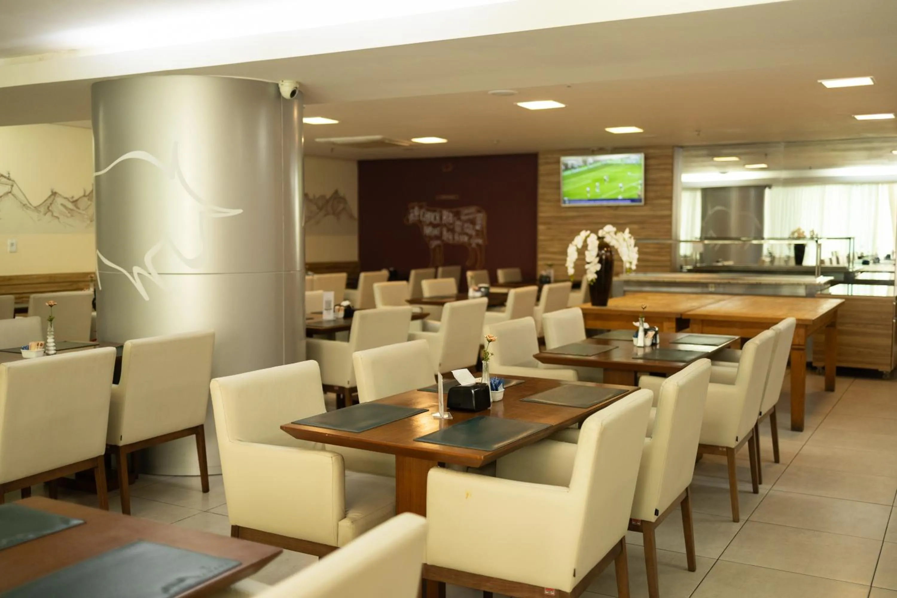 Restaurant/places to eat in Ramada by Wyndham Macae Hotel & Suites