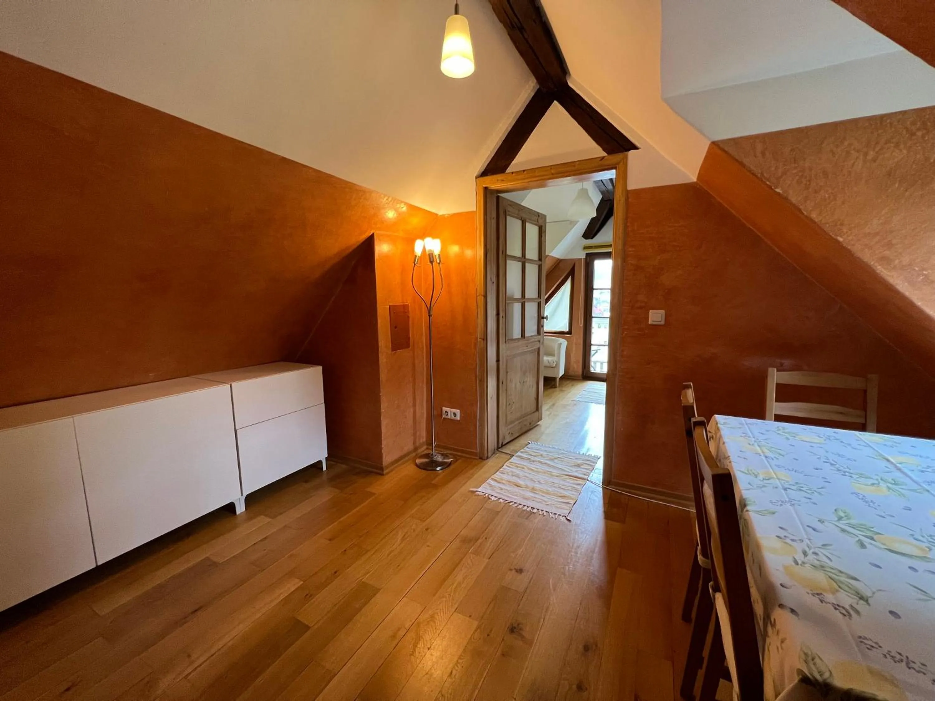 Dining area, Bed in Petite Bellevue