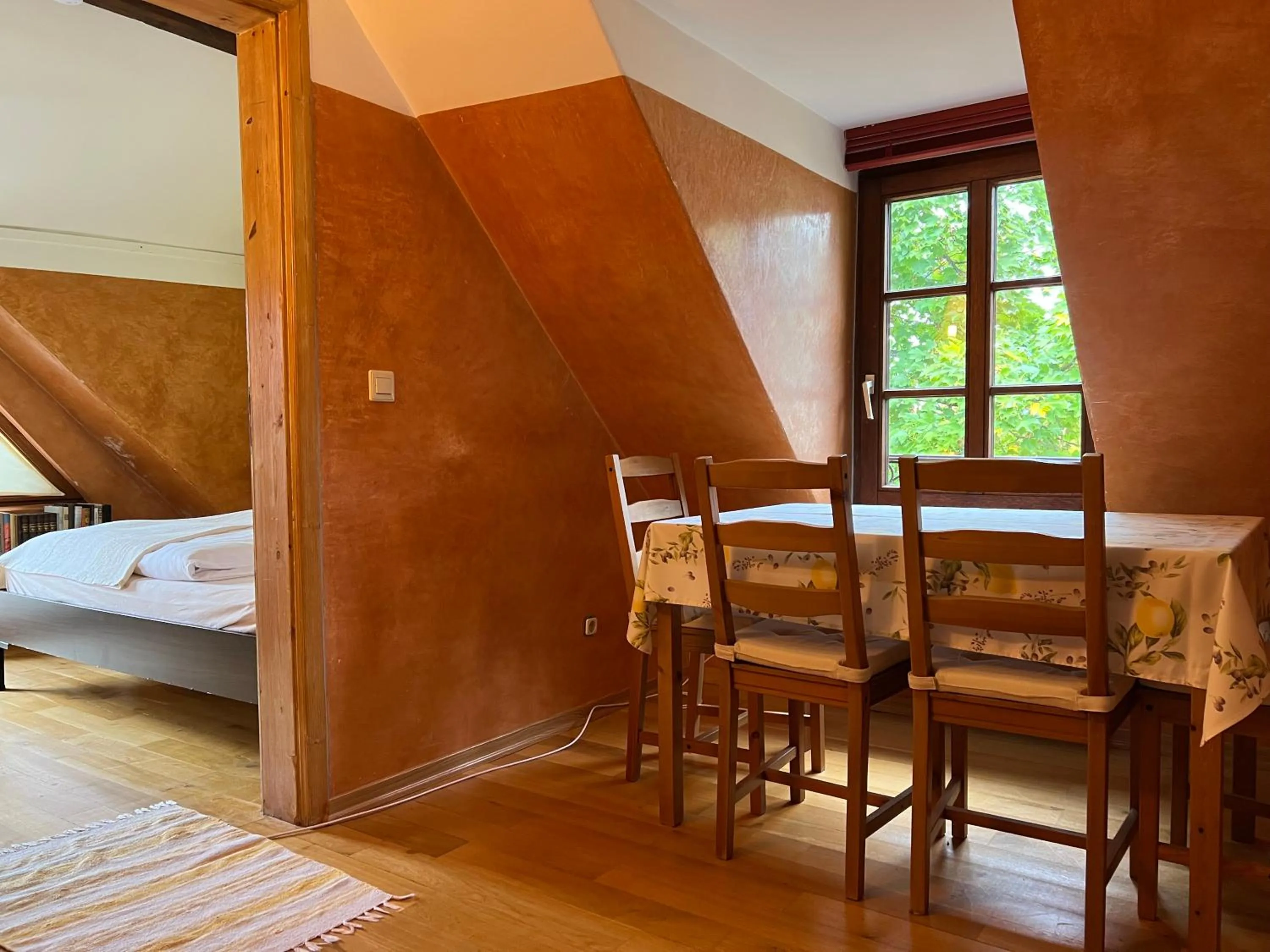 Dining area, Bed in Petite Bellevue