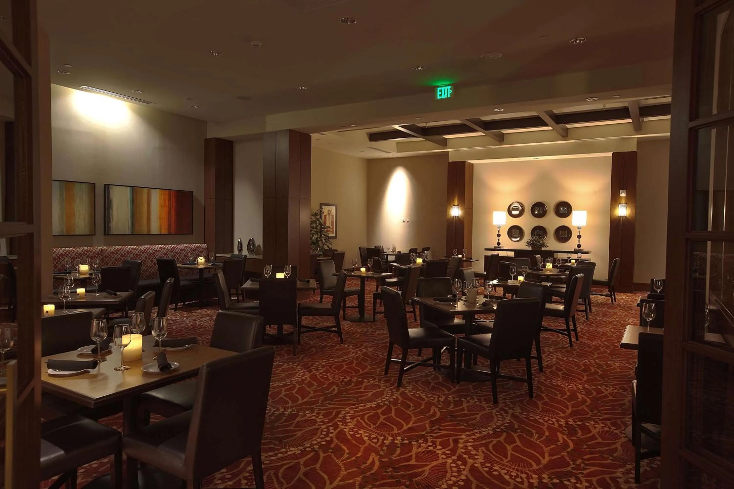 Restaurant/places to eat in Embassy Suites Palmdale