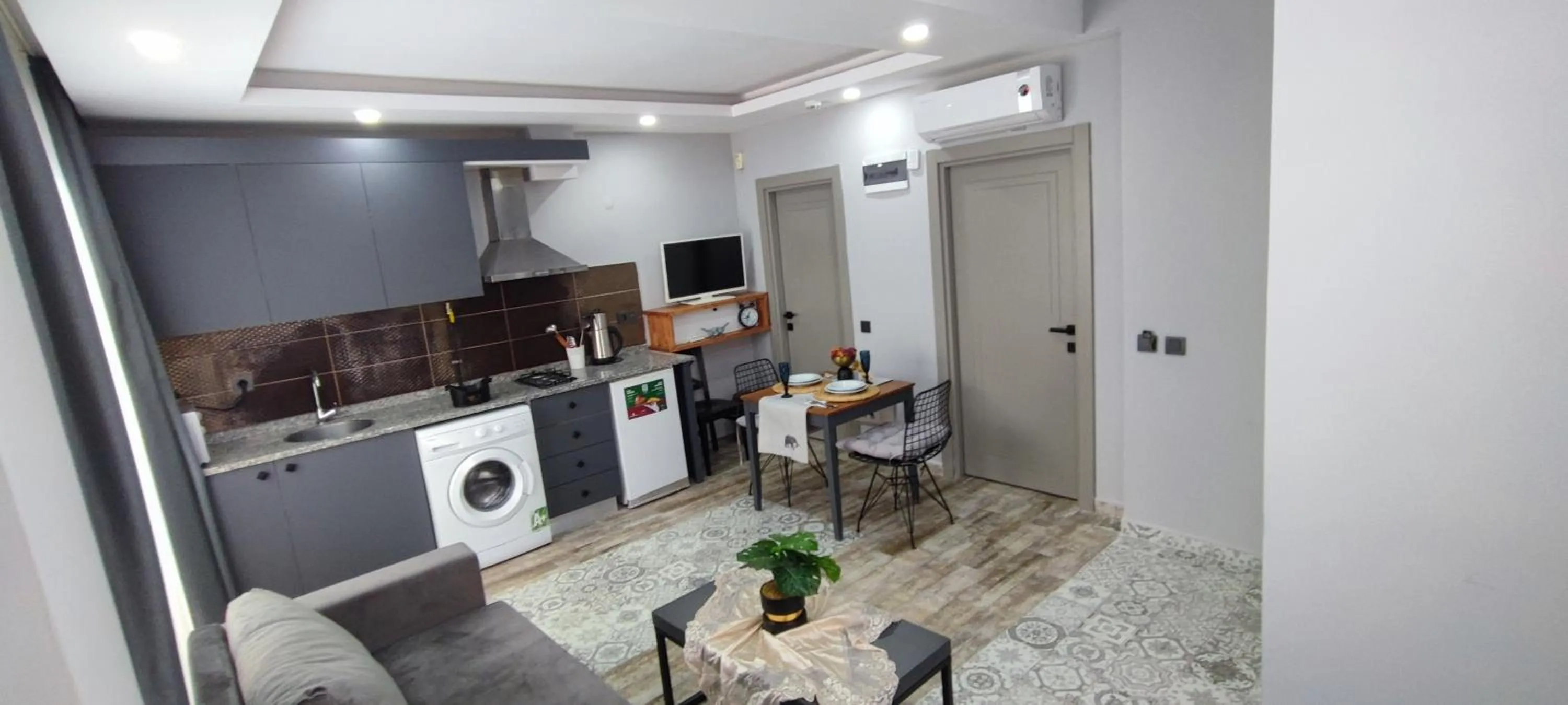 Communal lounge/ TV room in Aspendos Suites Konyaaltı Apart