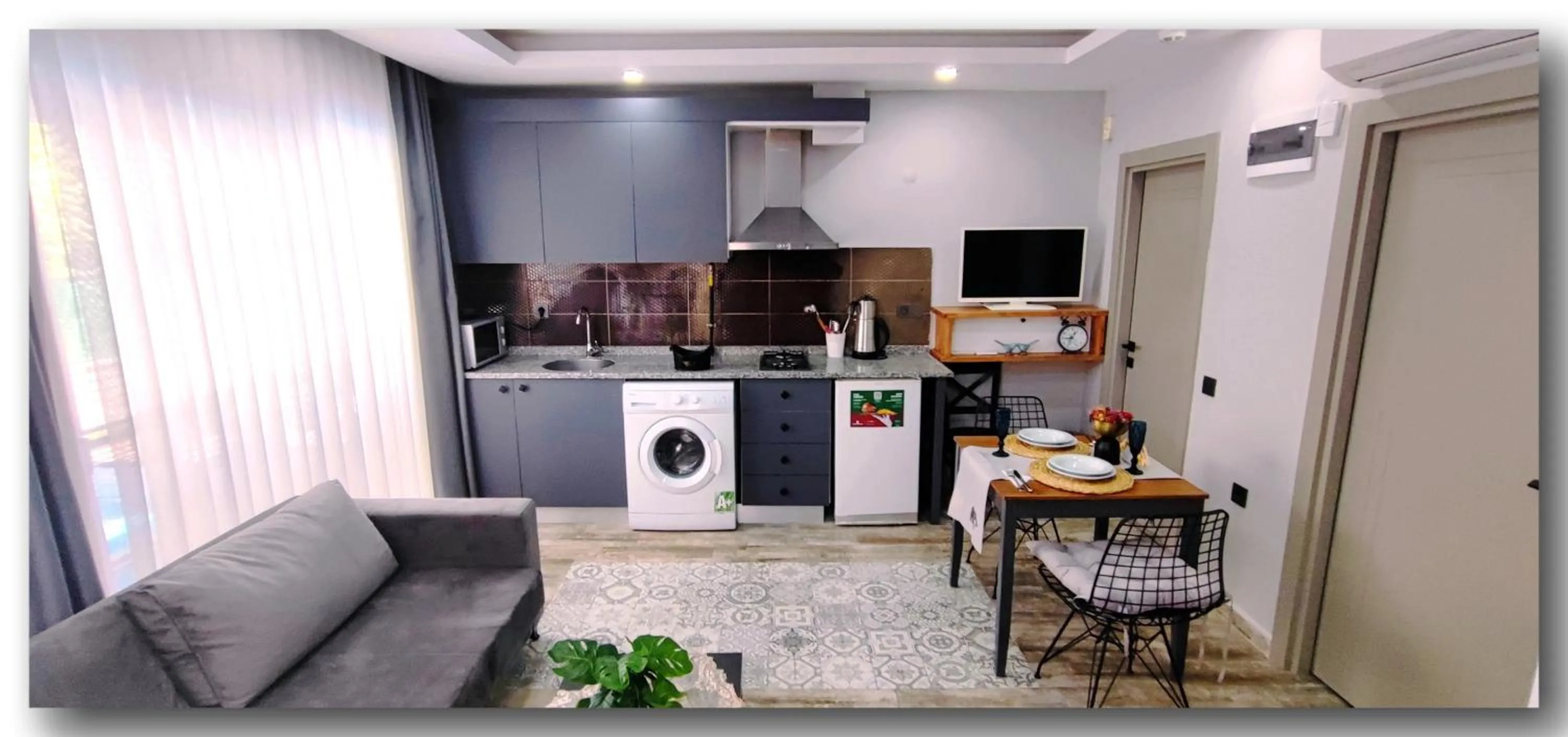 Communal lounge/ TV room in Aspendos Suites Konyaaltı Apart