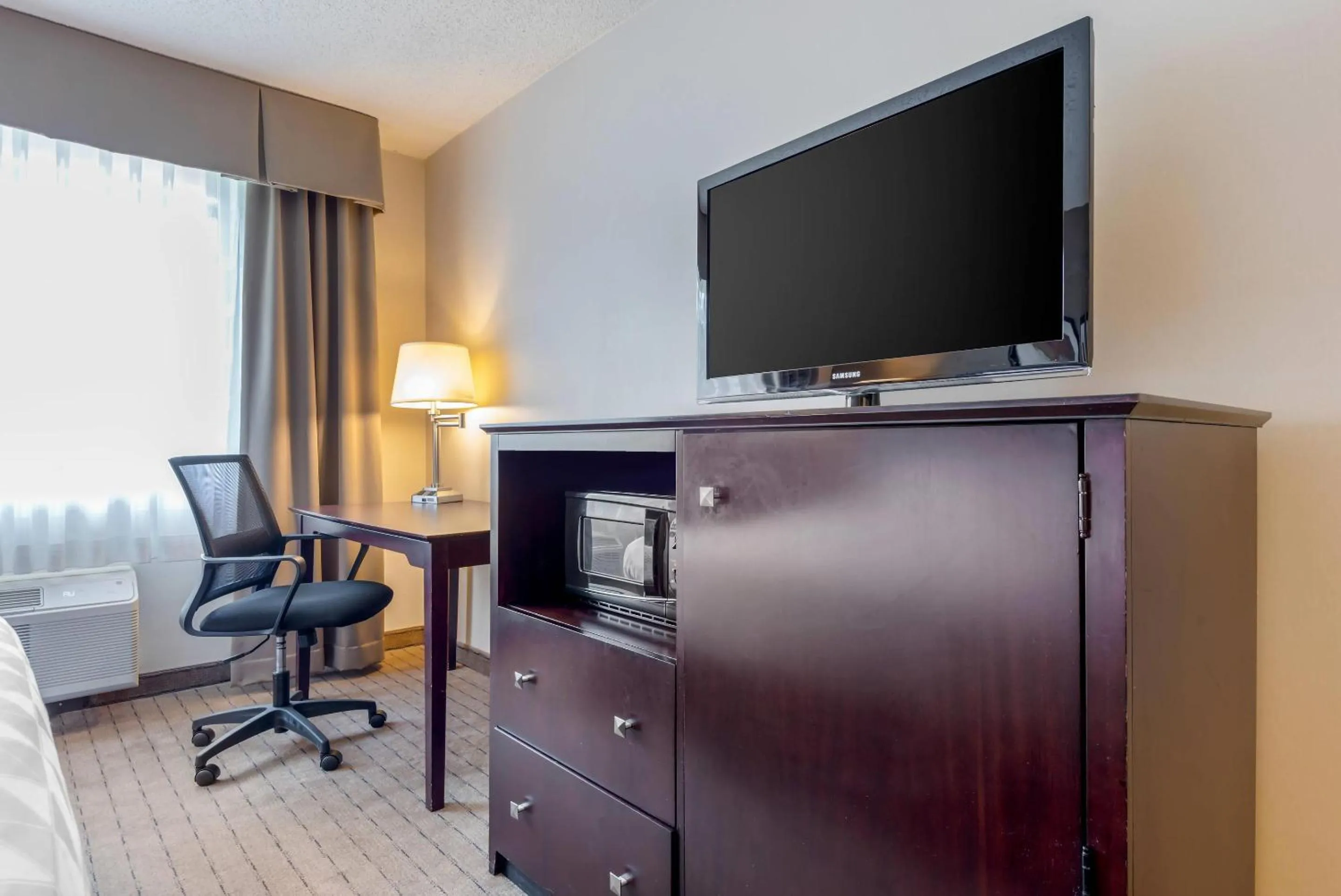 Bedroom in Clarion Inn Elmira-Horseheads