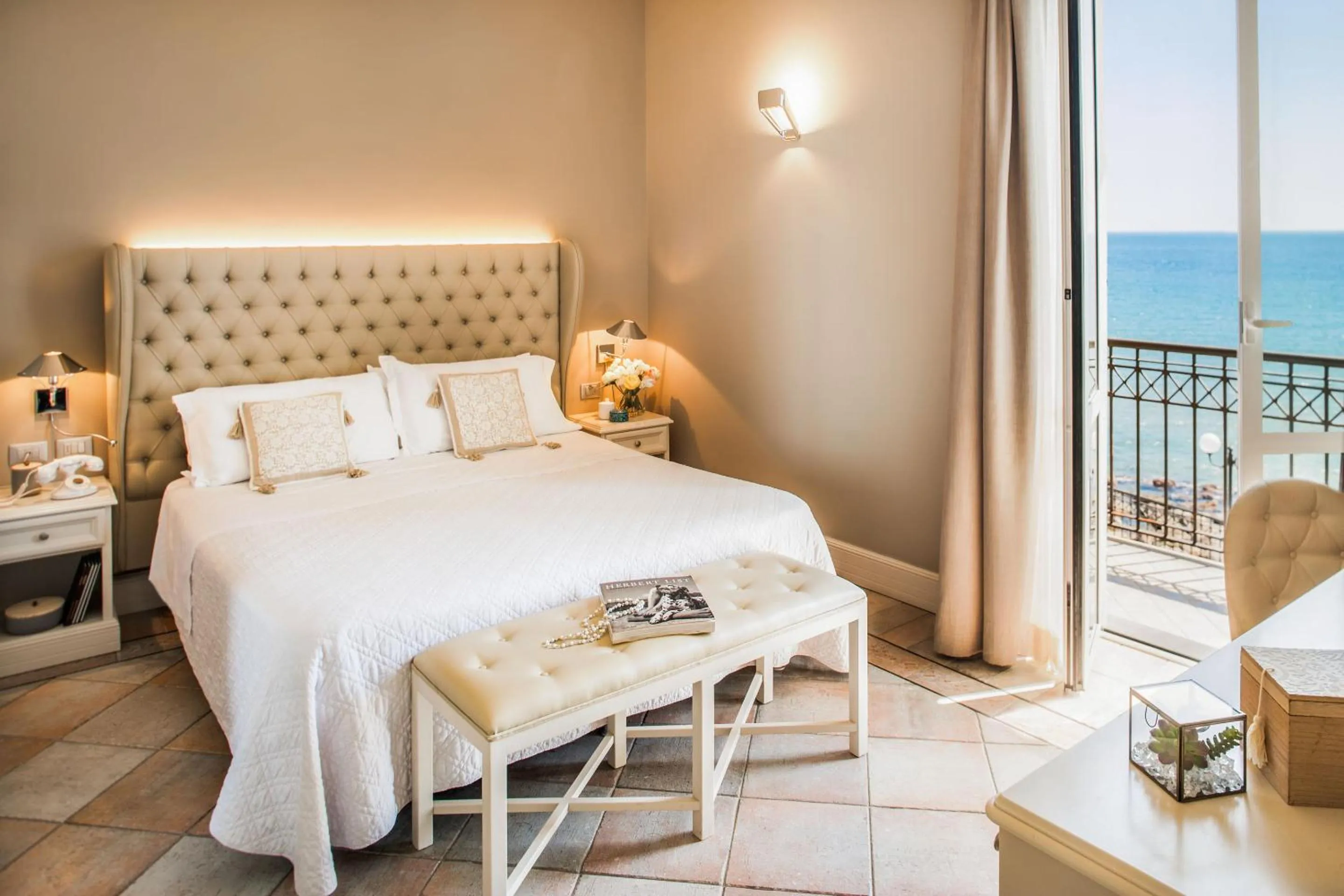 Sea view, Bed in Hotel Savoia