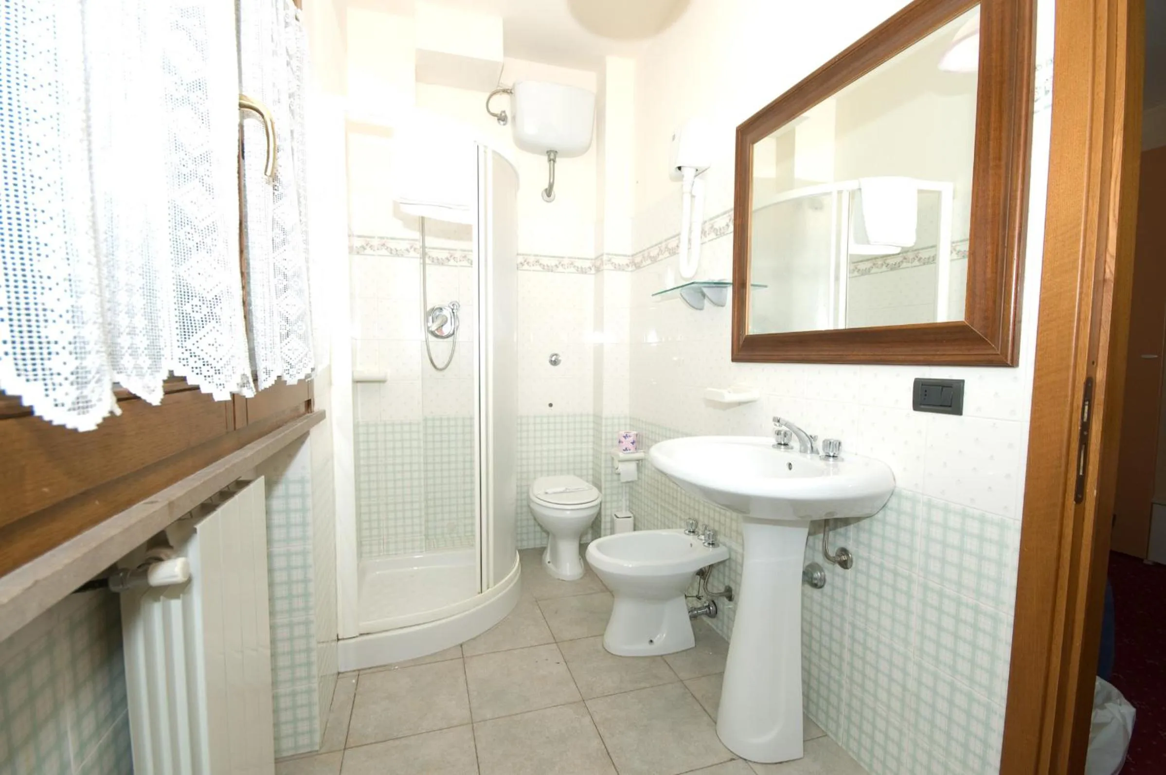 Shower in Holiday Rooms Antica Badia