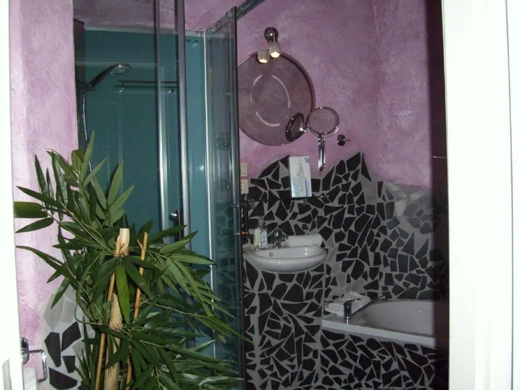 Bathroom in Fritzis Art Hotel