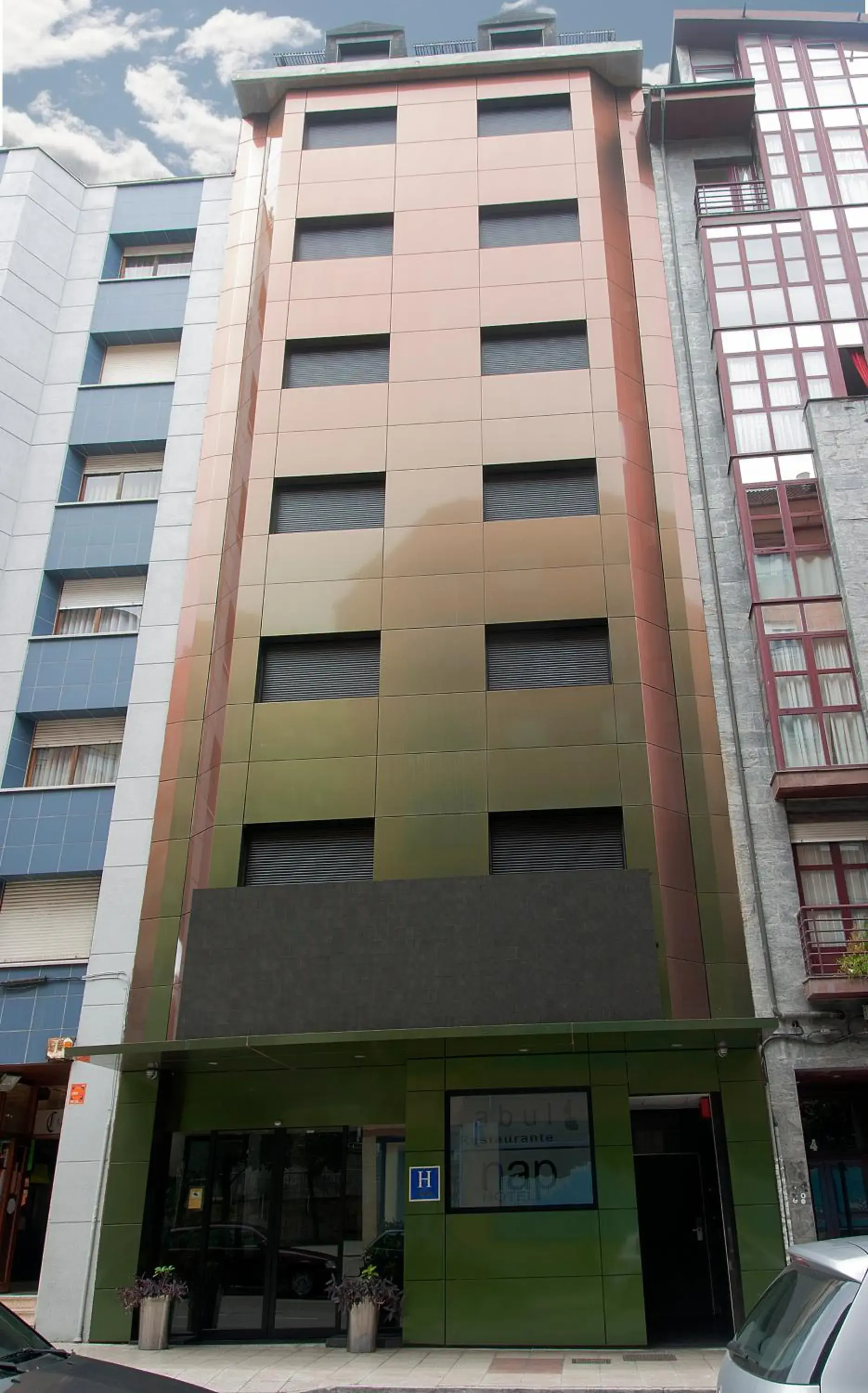 Facade/entrance in Nap Oviedo Facade/entrance in Nap Oviedo