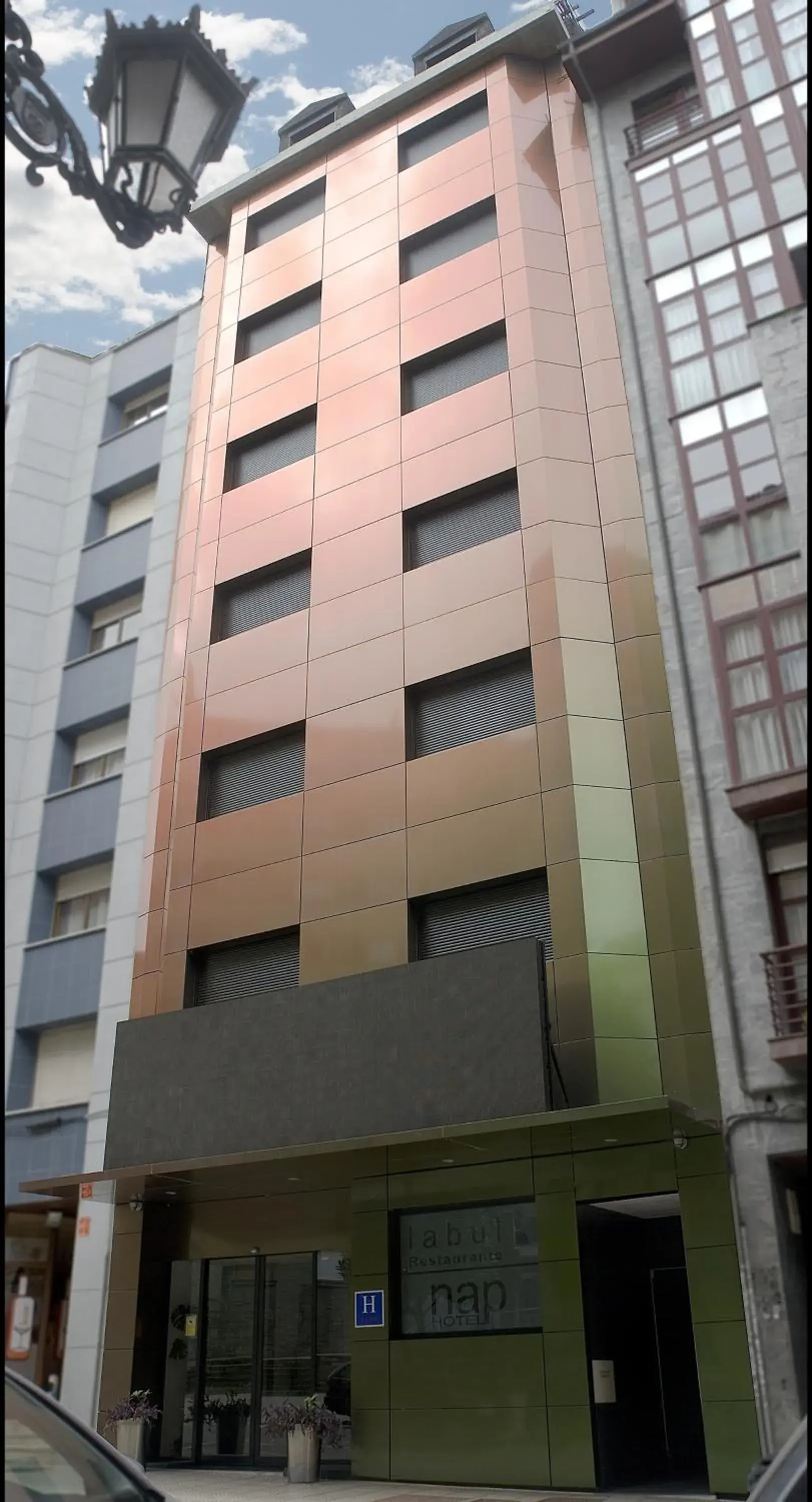 Facade/entrance in Nap Oviedo Facade/entrance in Nap Oviedo