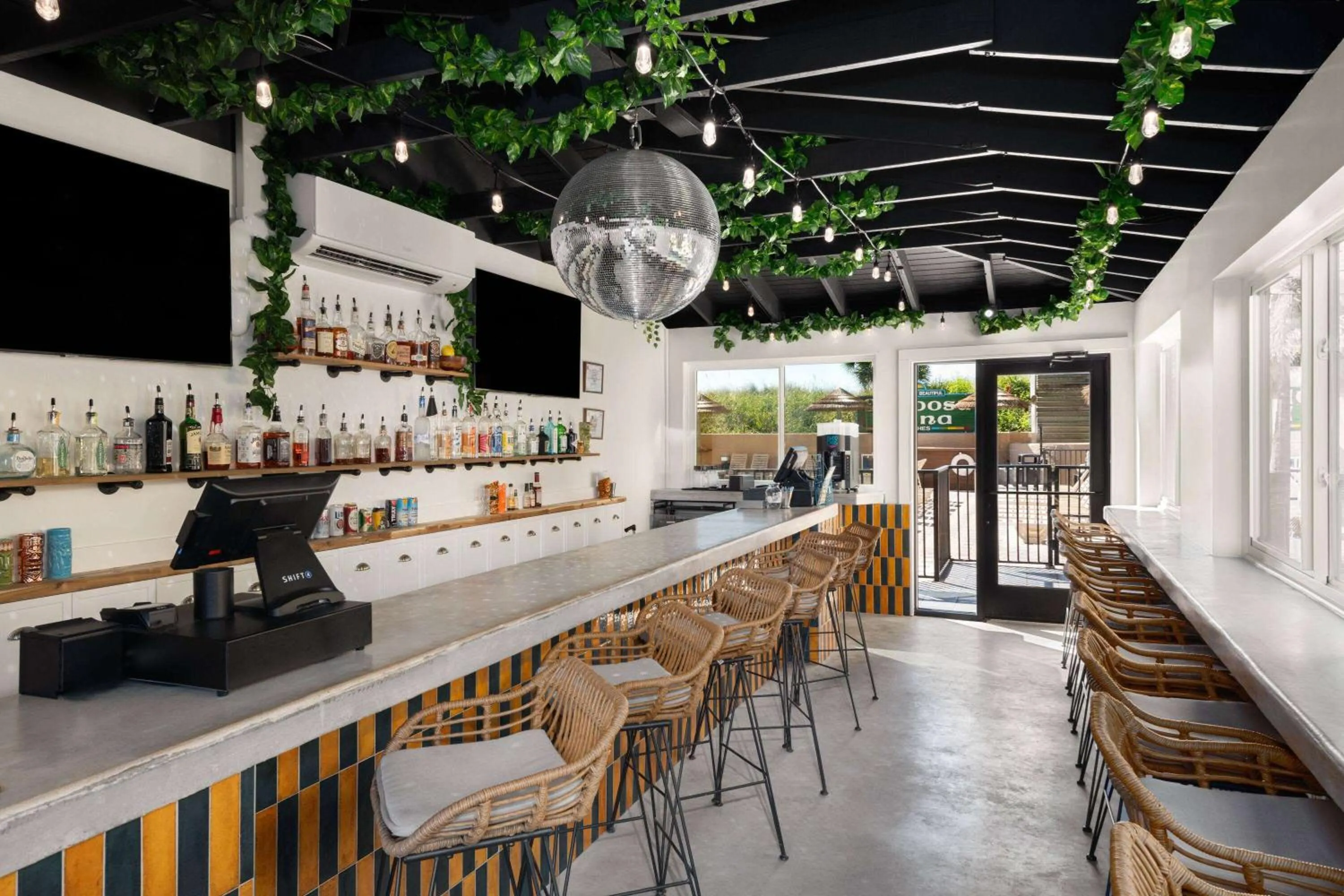 Lounge or bar in Wyndham Garden Fort Walton Beach Destin