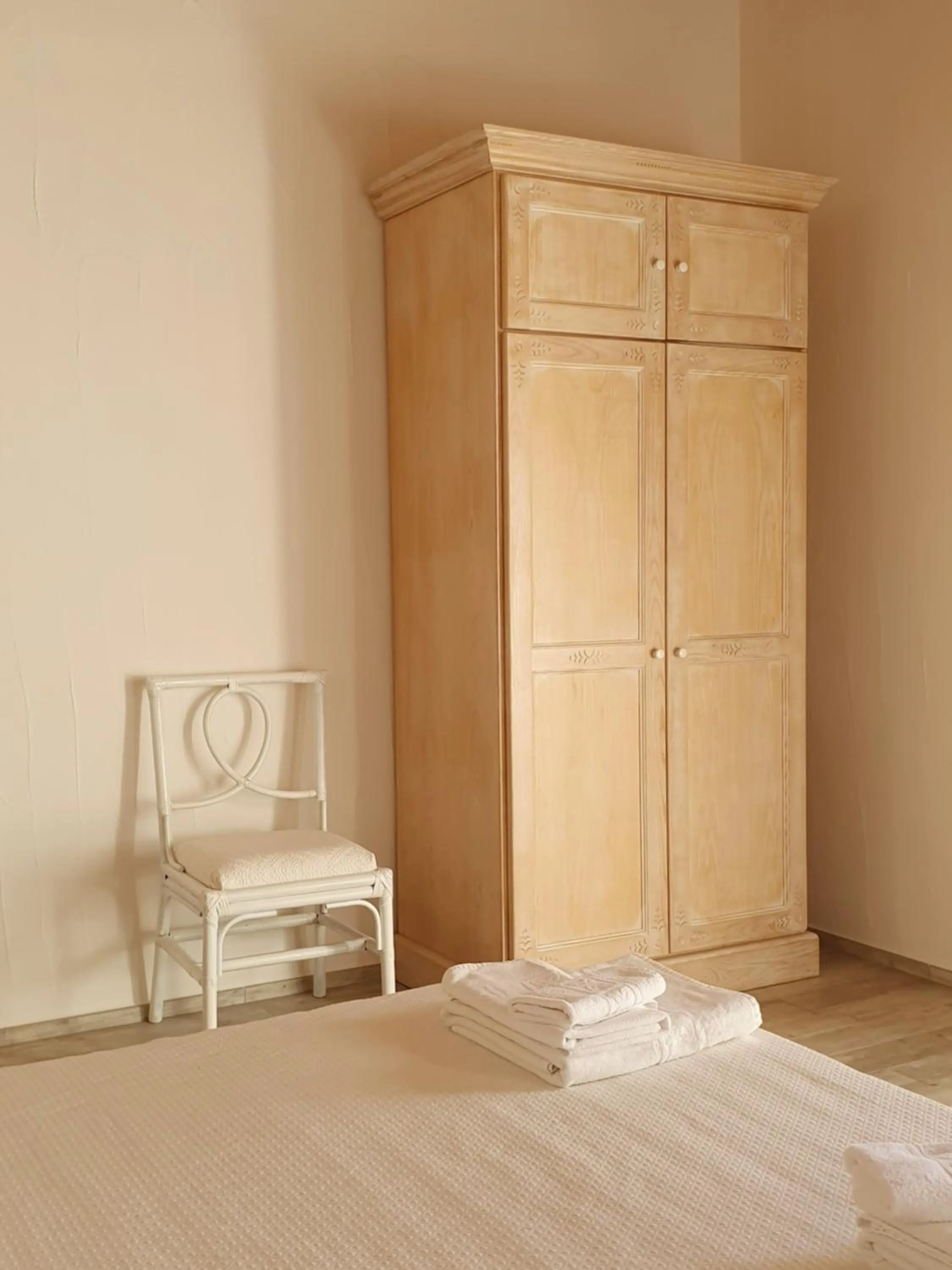 wardrobe, Bed in Nacchinono