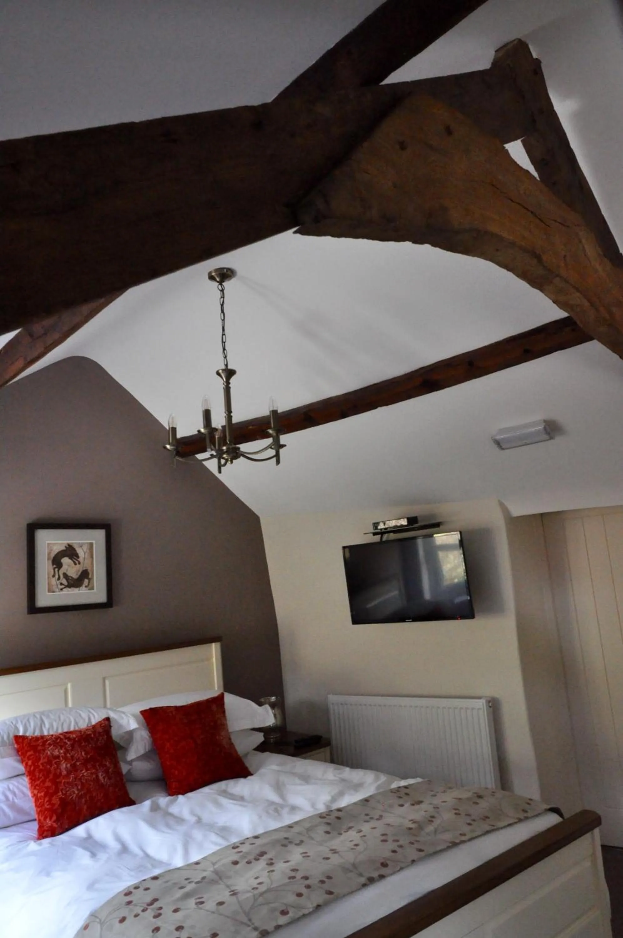 Photo of the whole room, Bed in Pyne Arms