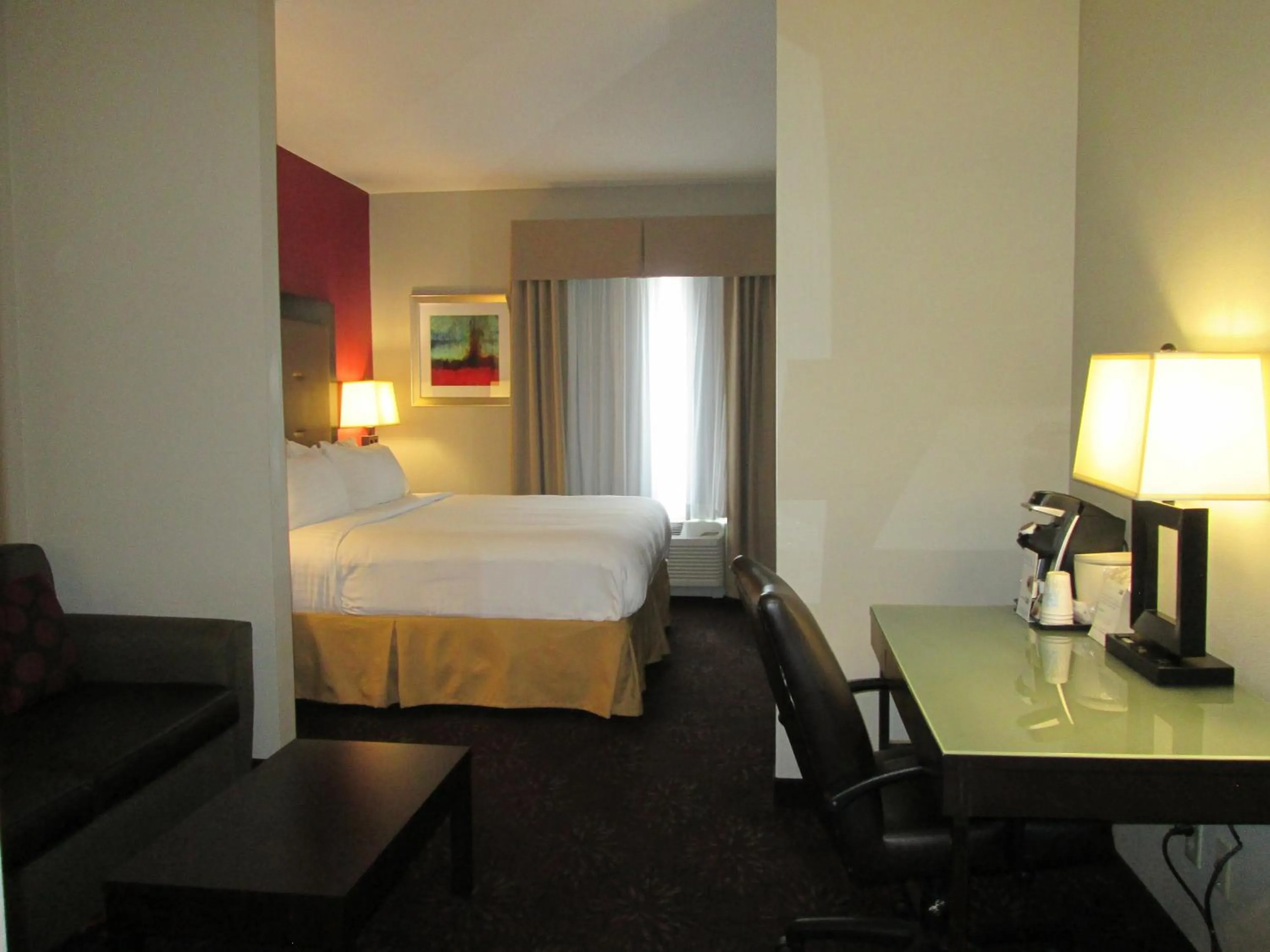 Photo of the whole room, Bed in Holiday Inn Express Cloverdale - Greencastle by IHG