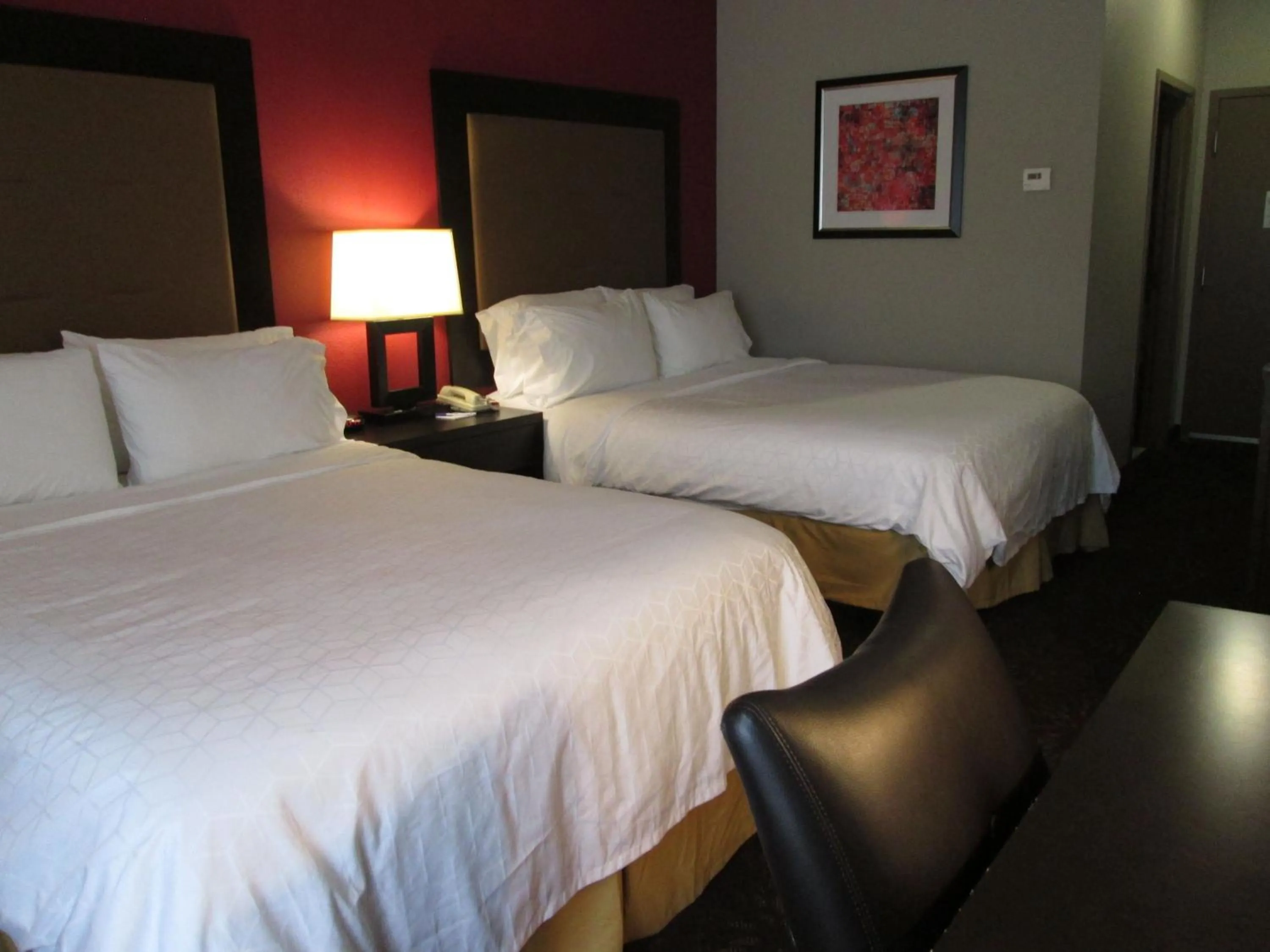 Bed in Holiday Inn Express Cloverdale - Greencastle by IHG
