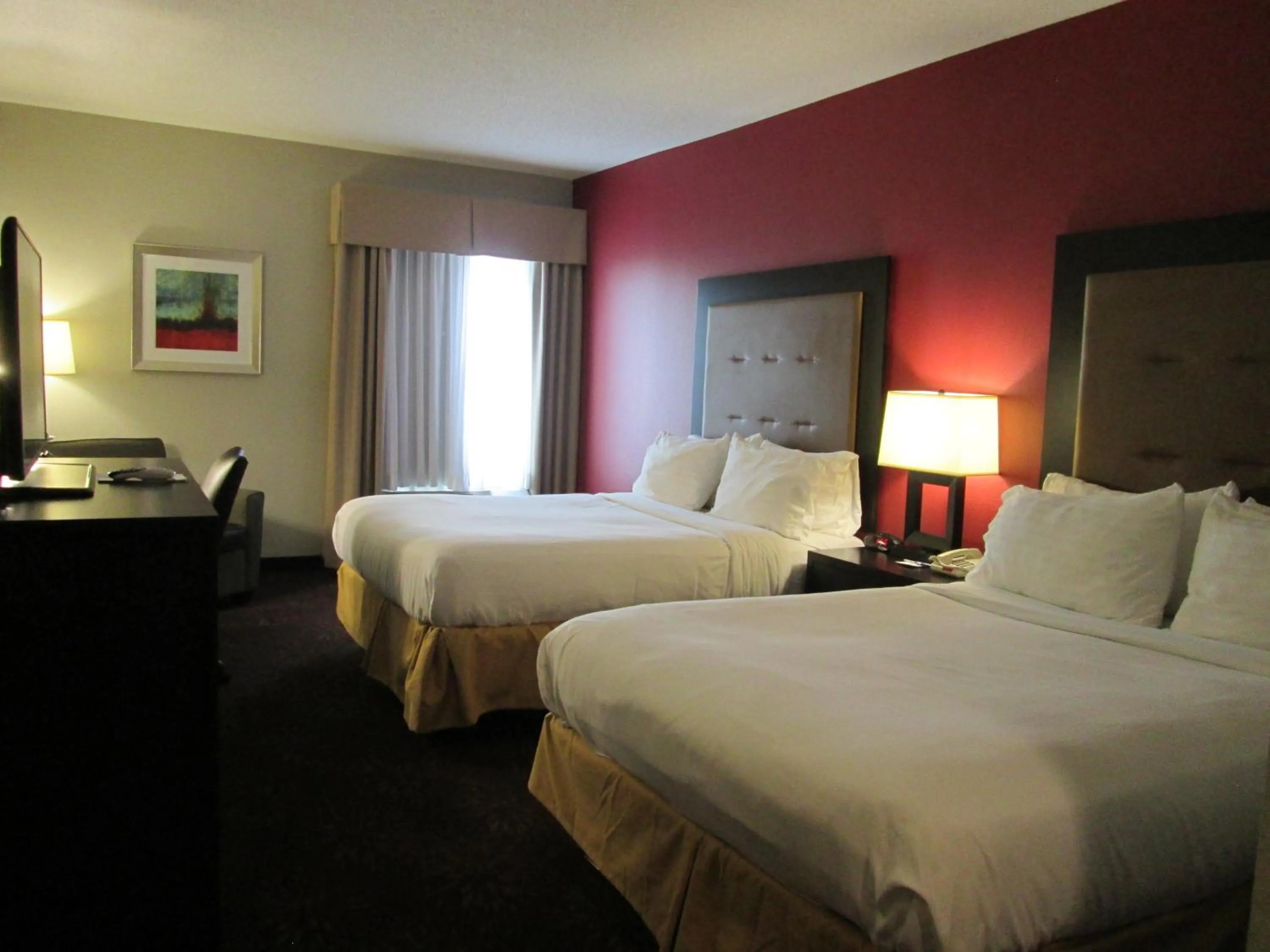 Photo of the whole room, Bed in Holiday Inn Express Cloverdale - Greencastle by IHG