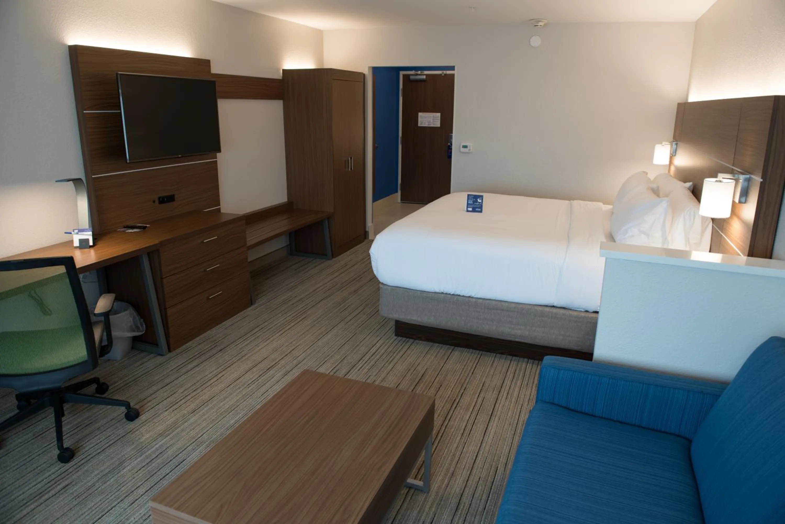 Bedroom, Bed in Holiday Inn Express Hotel & Suites East Lansing by IHG