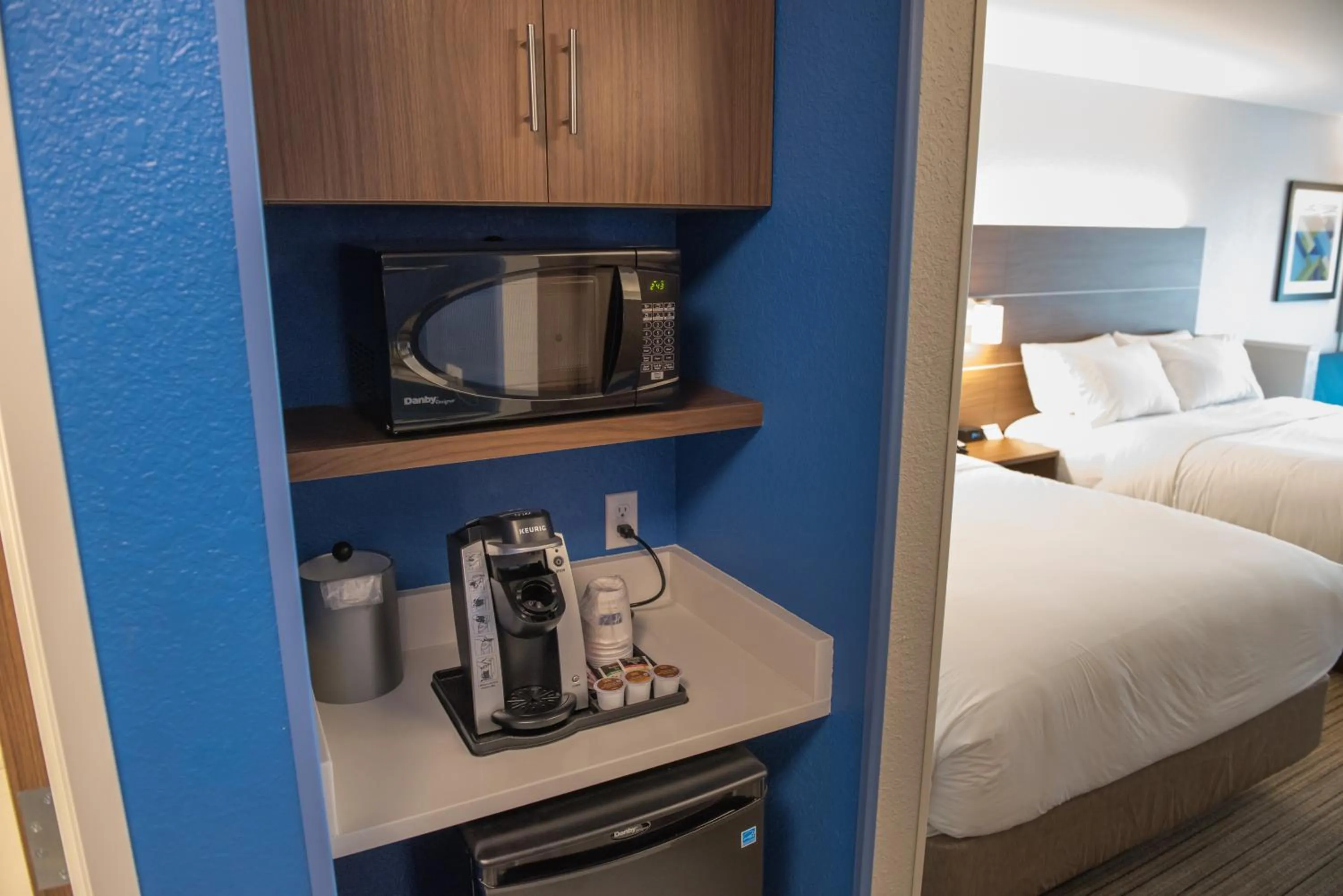 Coffee/tea facilities, Bed in Holiday Inn Express Hotel & Suites East Lansing by IHG