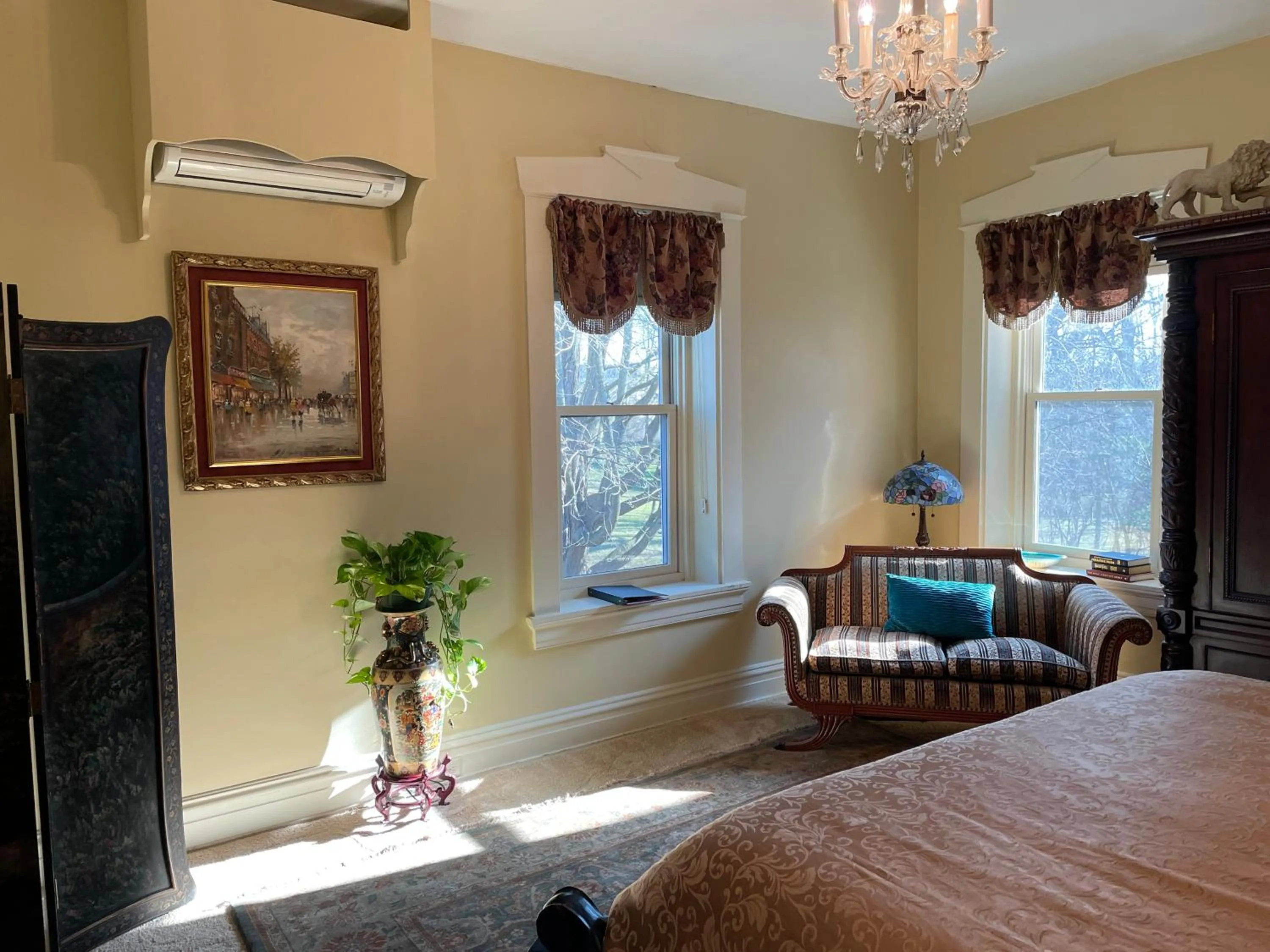 Bed in Hollinger House