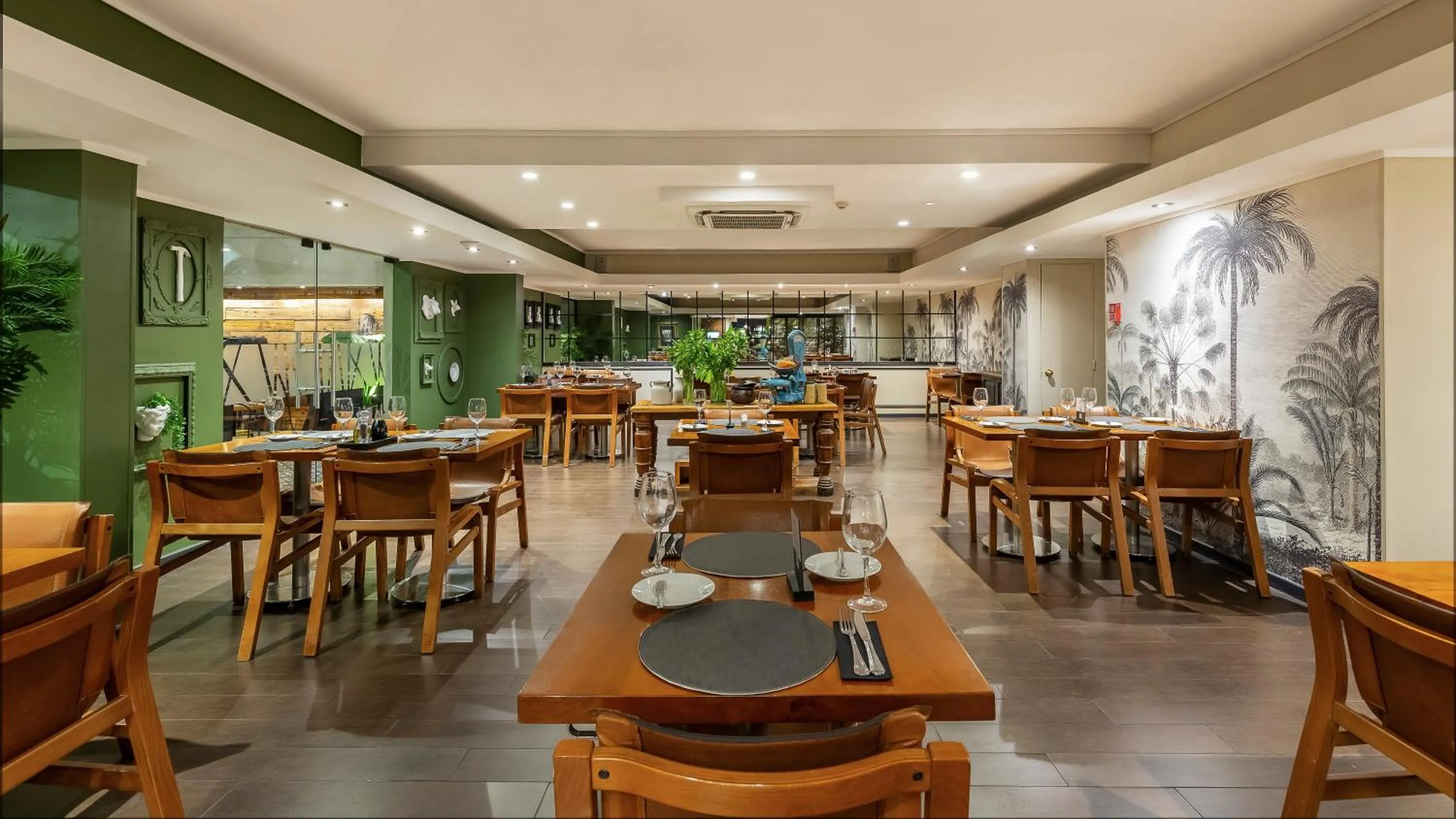 Restaurant/places to eat in Rugendas Hotel Boutique by Time Hotel & Apartments