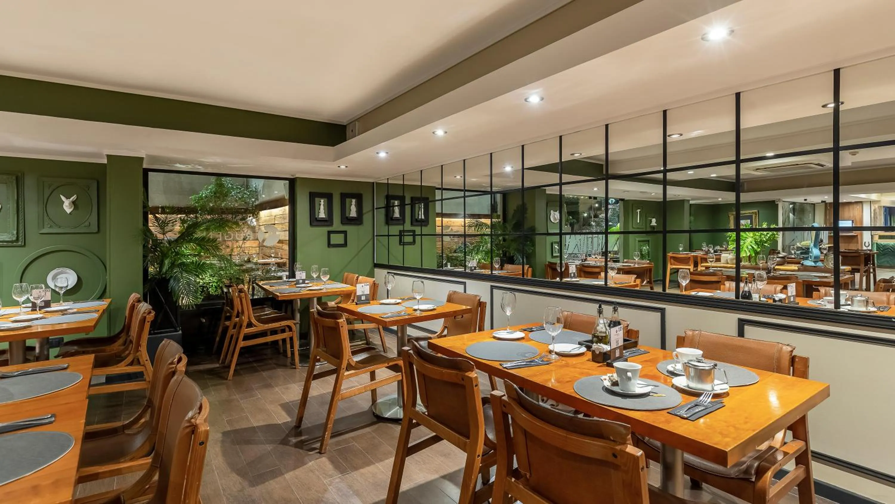 Restaurant/places to eat in Rugendas Hotel Boutique by Time Hotel & Apartments