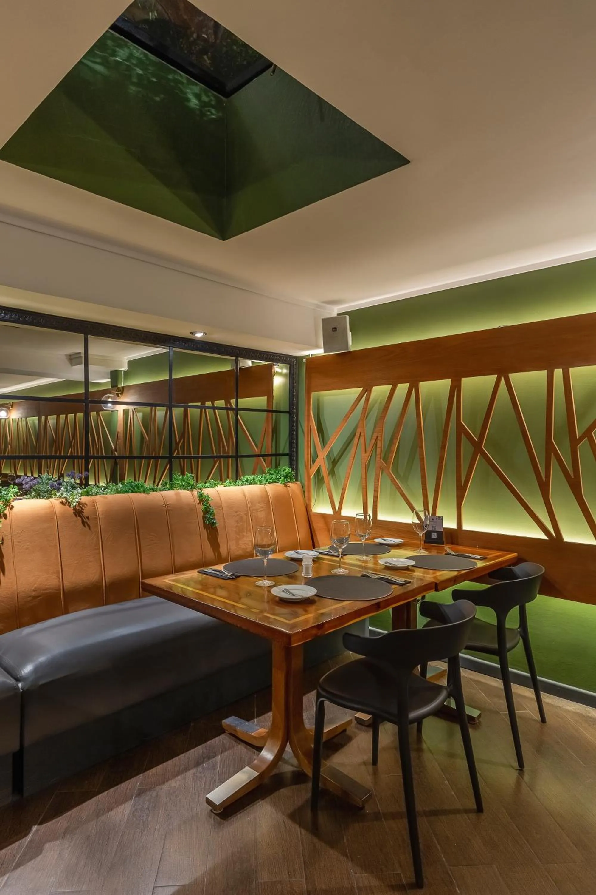 Restaurant/places to eat in Rugendas Hotel Boutique by Time Hotel & Apartments