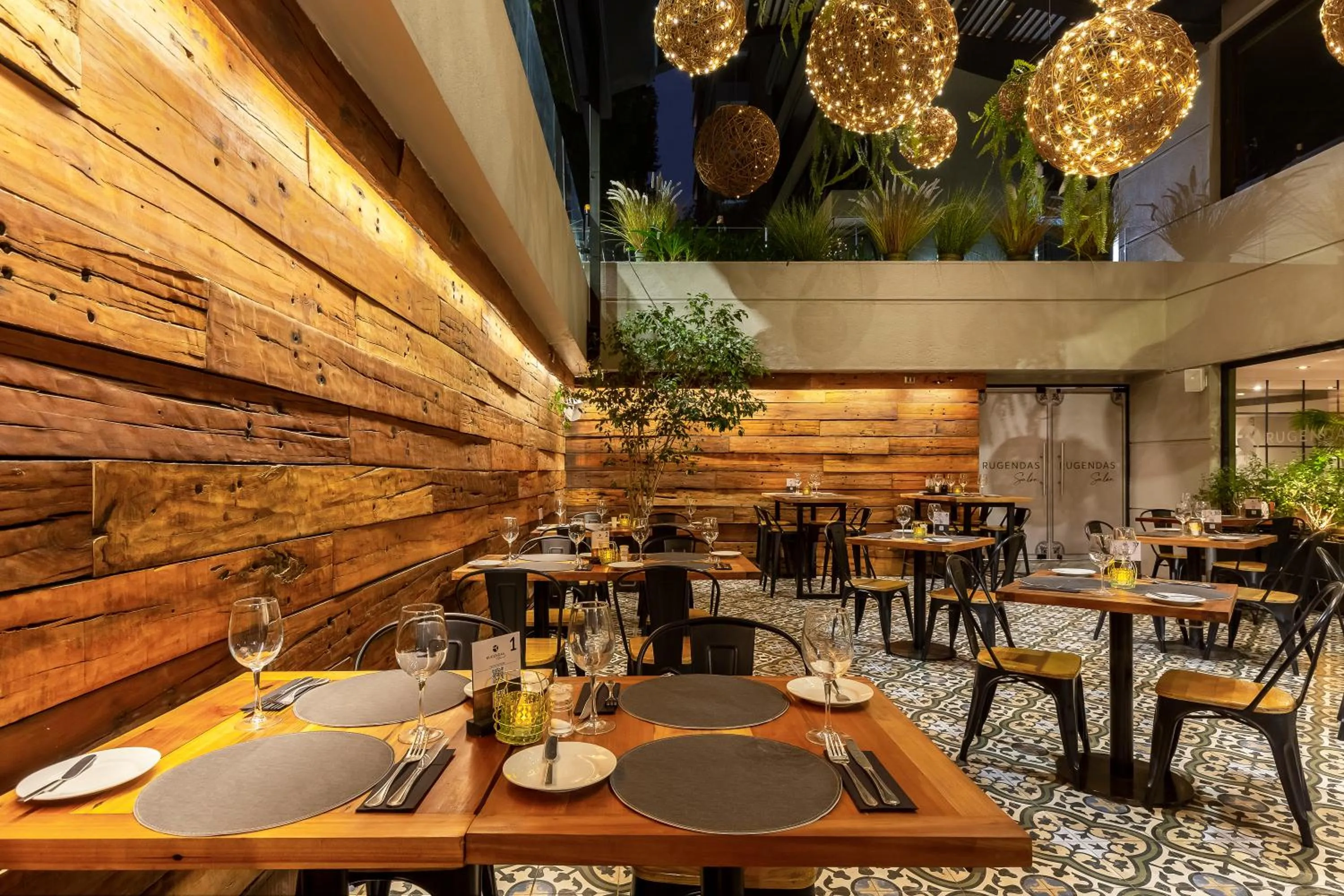 Restaurant/places to eat in Rugendas Hotel Boutique by Time Hotel & Apartments