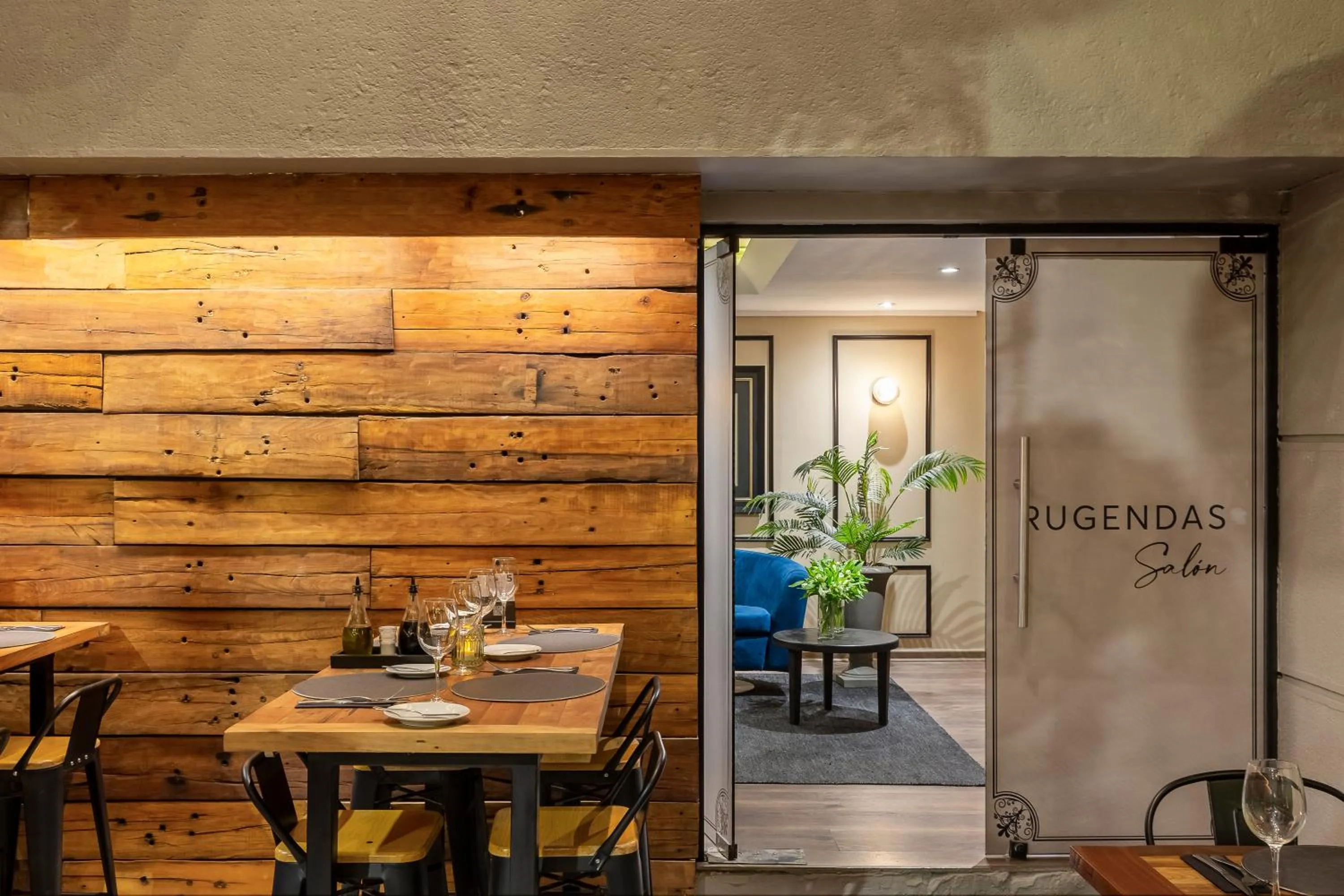 Restaurant/places to eat in Rugendas Hotel Boutique by Time Hotel & Apartments