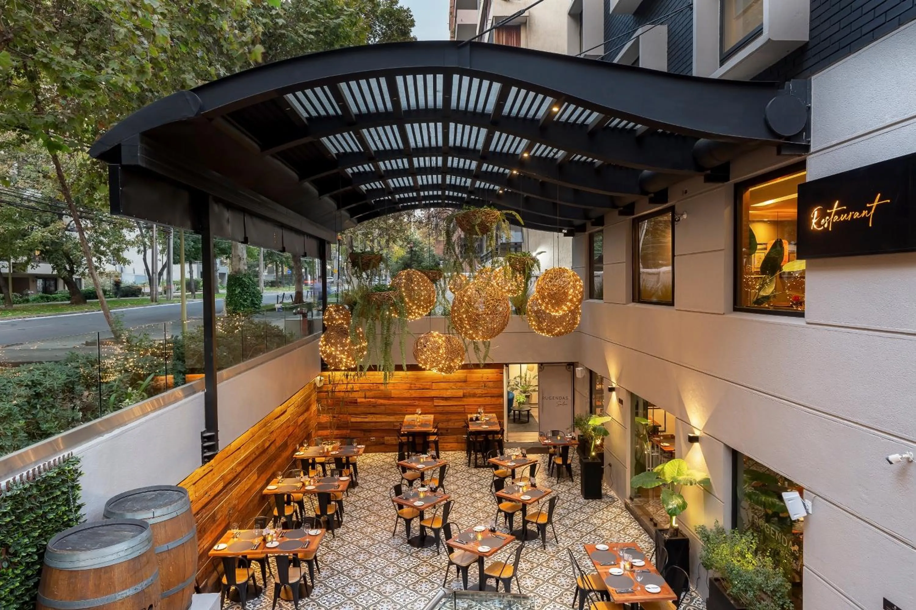 Restaurant/places to eat in Rugendas Hotel Boutique by Time Hotel & Apartments