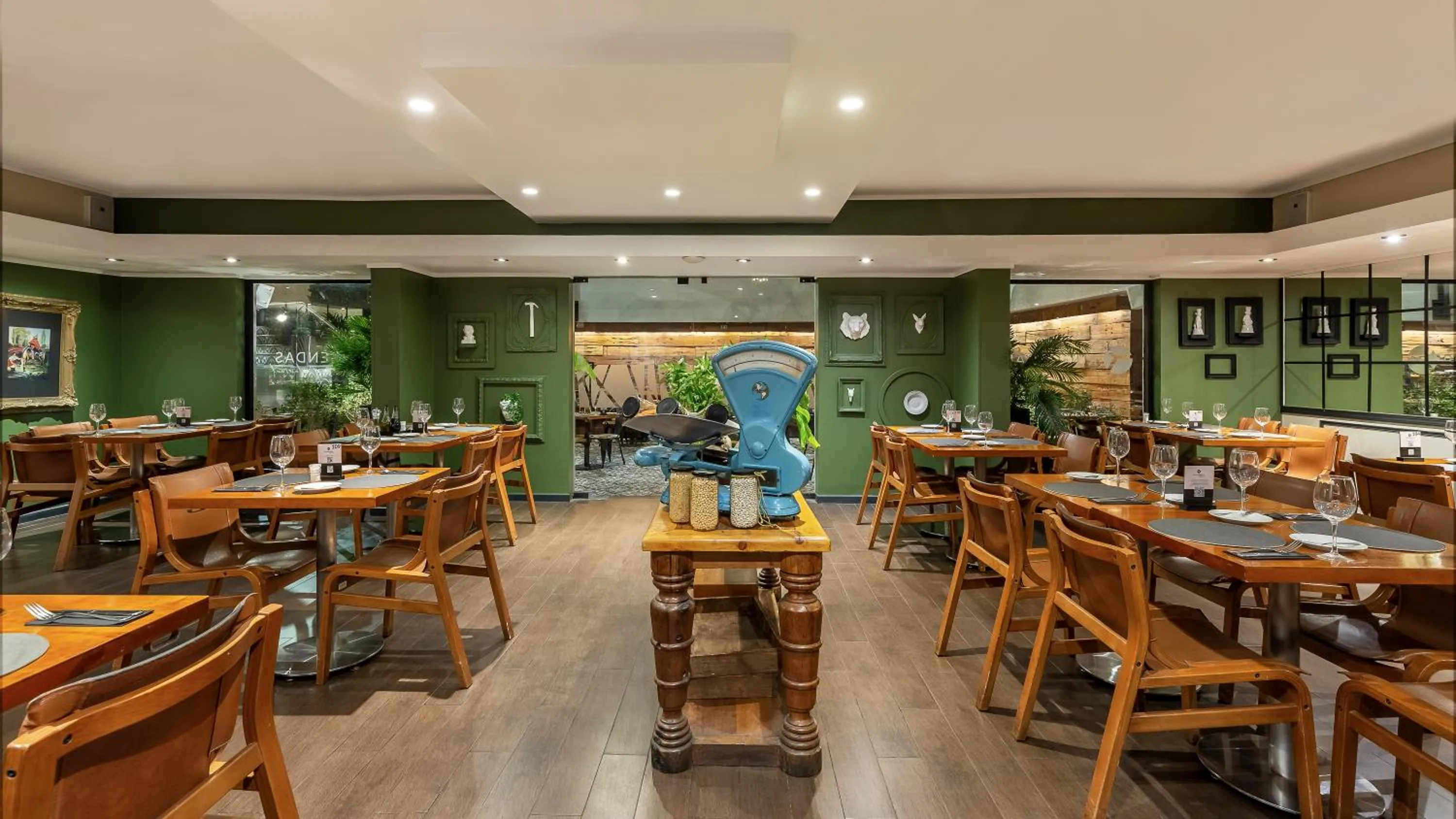 Restaurant/places to eat in Rugendas Hotel Boutique by Time Hotel & Apartments