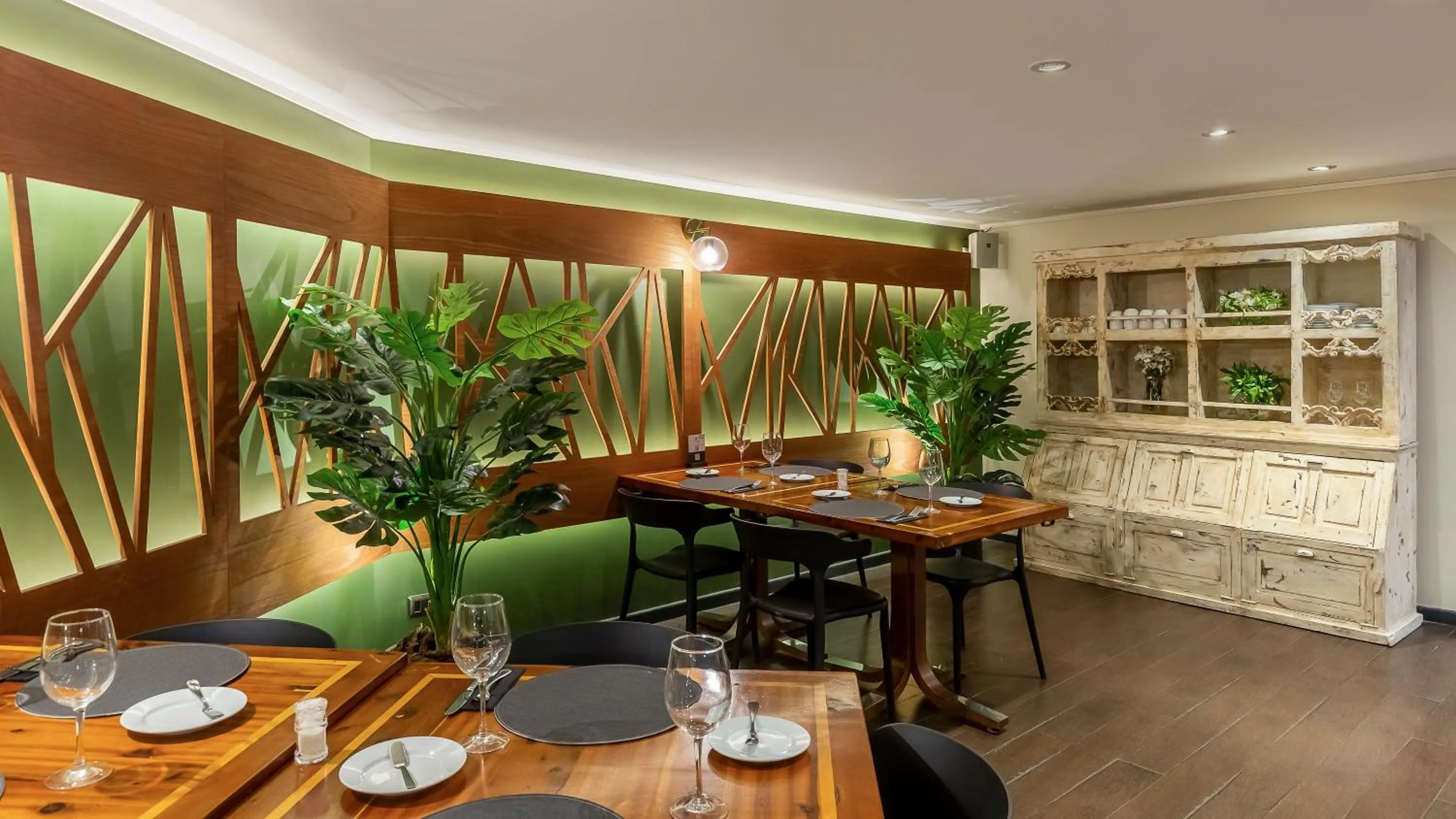 Restaurant/places to eat in Rugendas Hotel Boutique by Time Hotel & Apartments