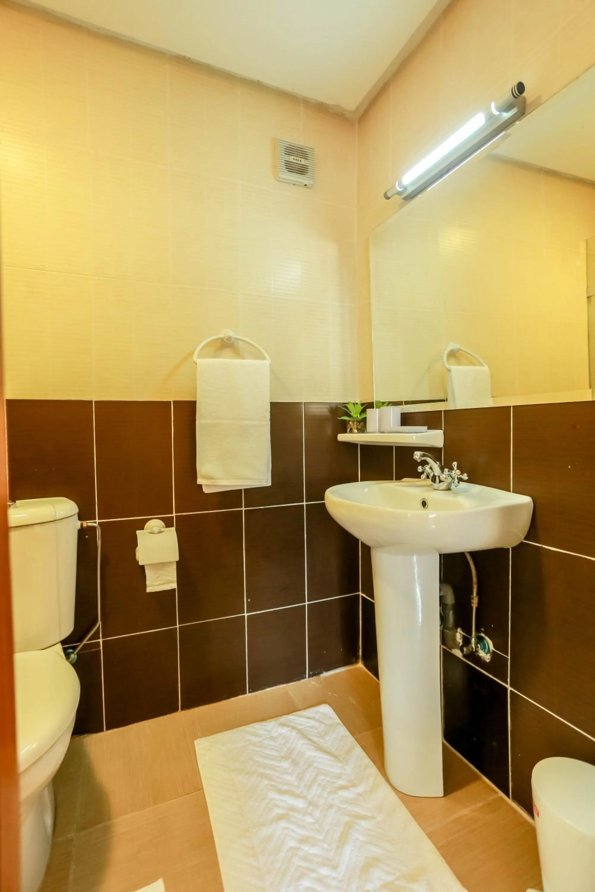 Shower in Dar Guéliz