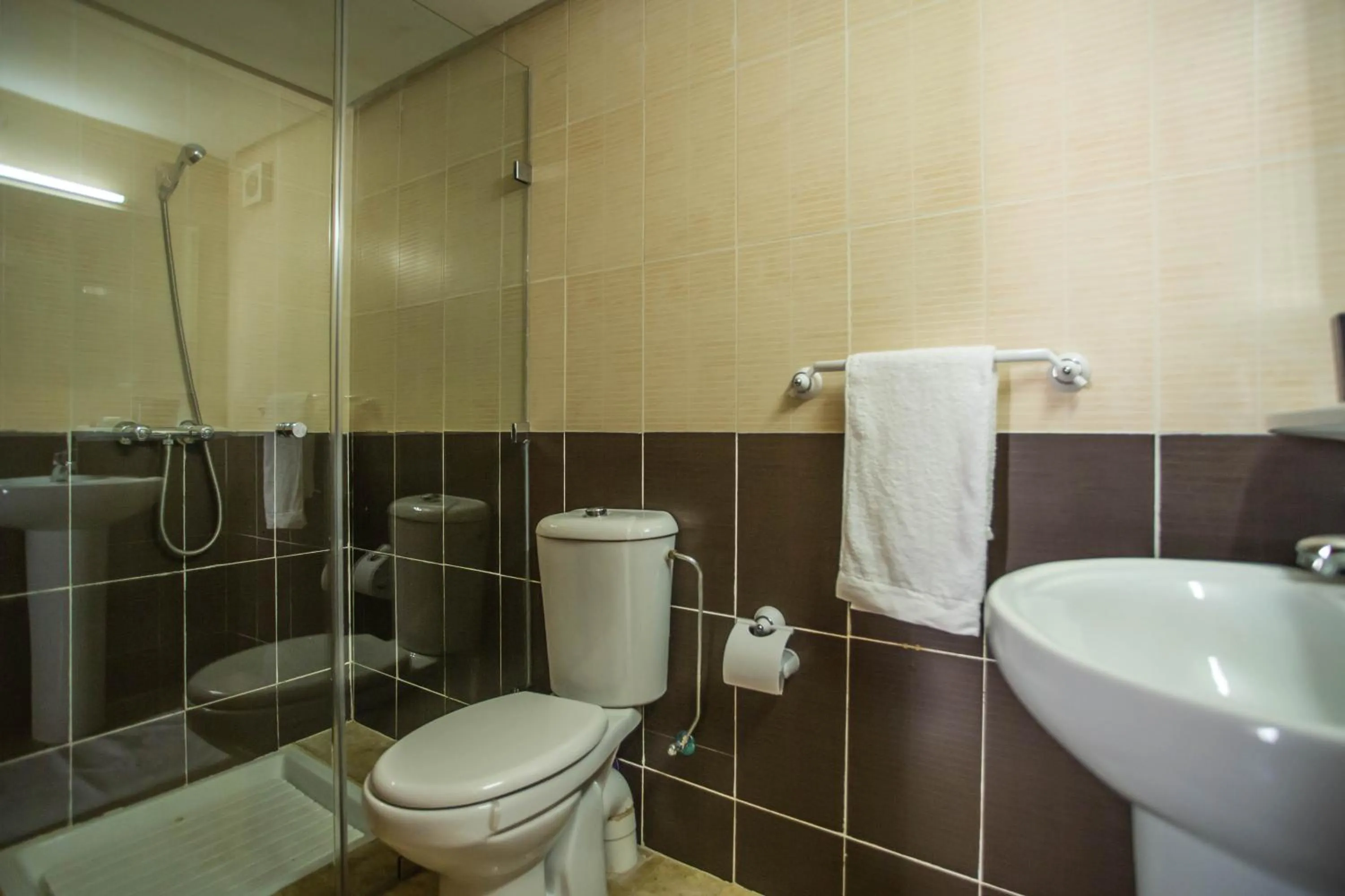 Shower in Dar Guéliz