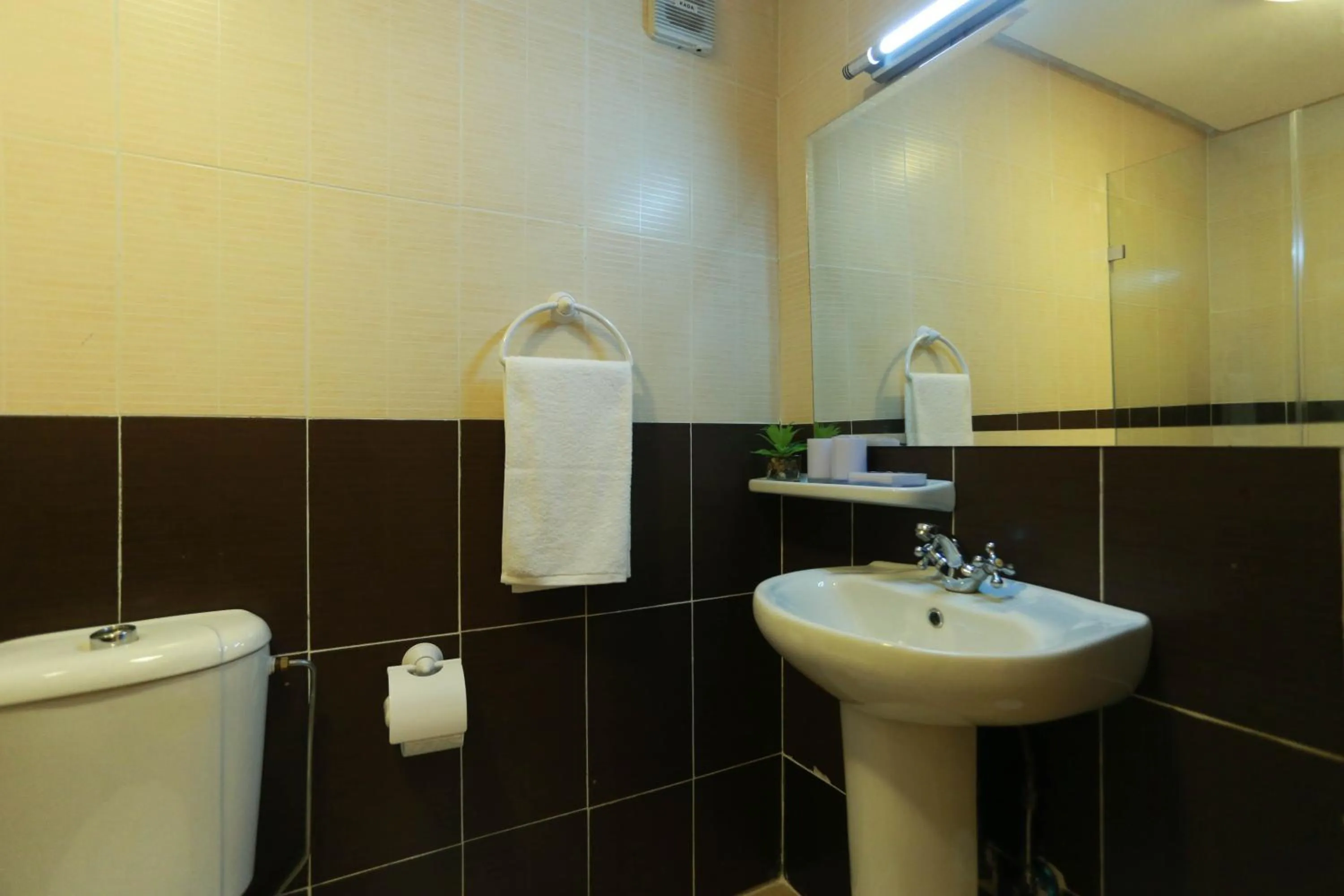 Shower in Dar Guéliz