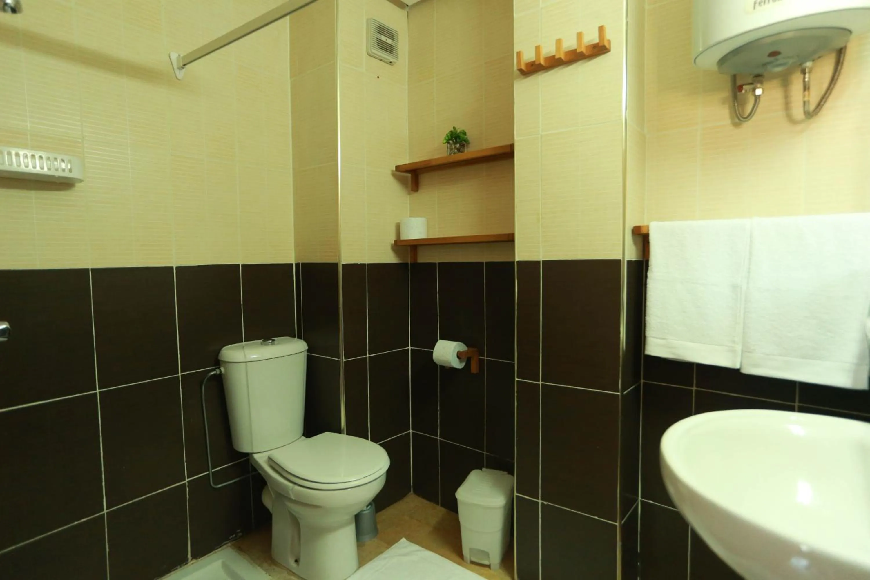 Shower in Dar Guéliz