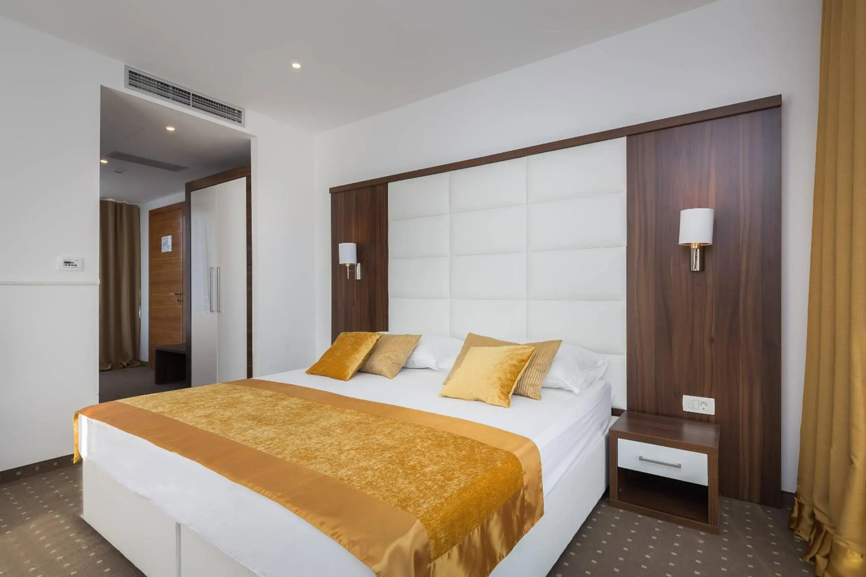 Triple Room with Park View in Hotel Perla Triple Room with Park View in Hotel Perla