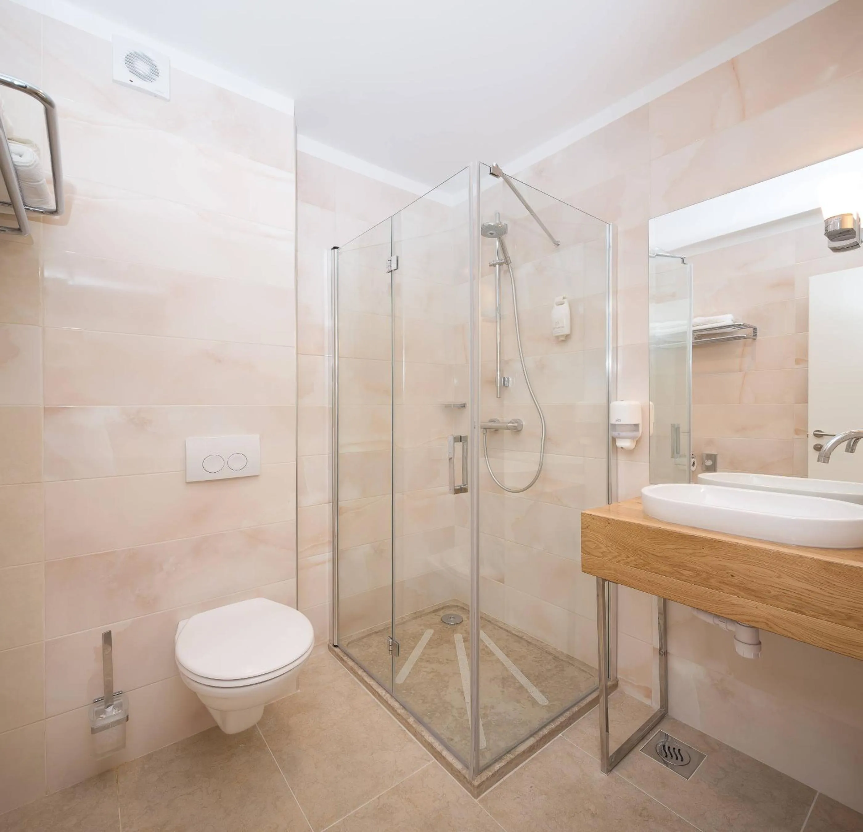 Shower in Hotel Perla