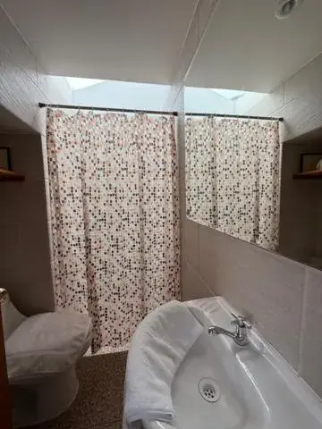 Twin Room with Private Bathroom - single occupancy in Parwa Guest House Twin Room with Private Bathroom - single occupancy in Parwa Guest House