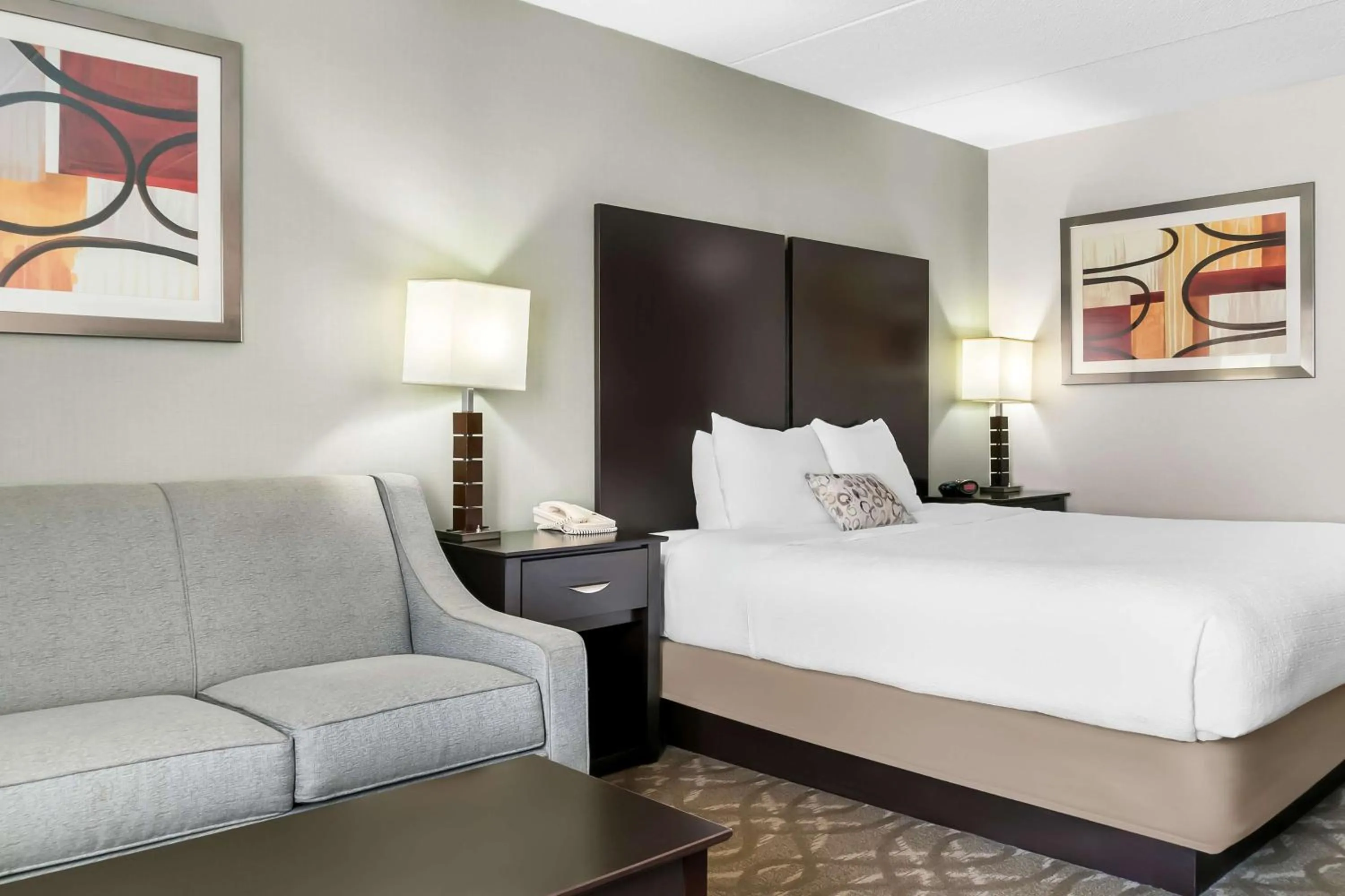 Bedroom, Bed in Best Western Okemos/East Lansing Hotel & Suites