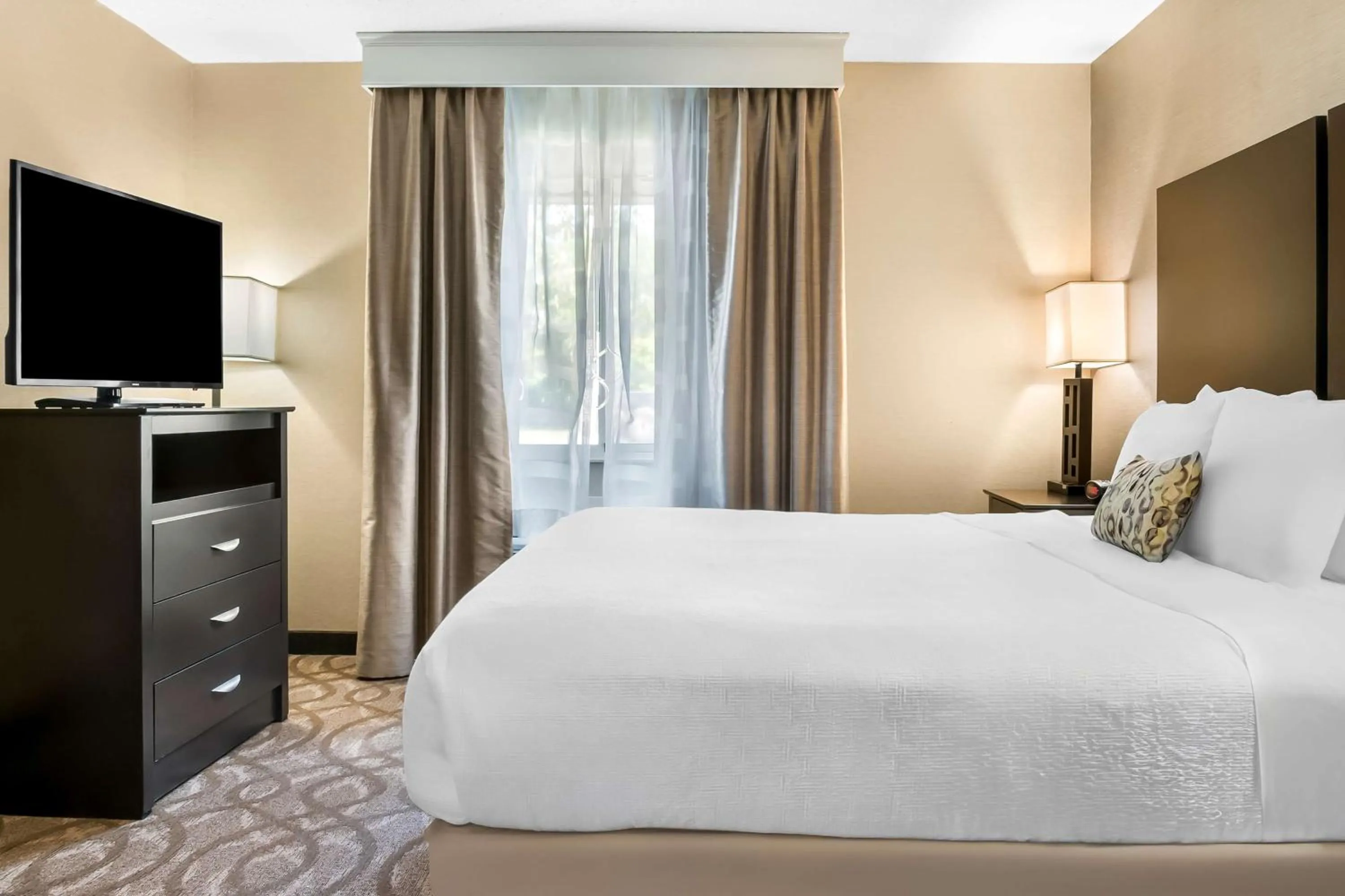 Photo of the whole room, Bed in Best Western Okemos/East Lansing Hotel & Suites