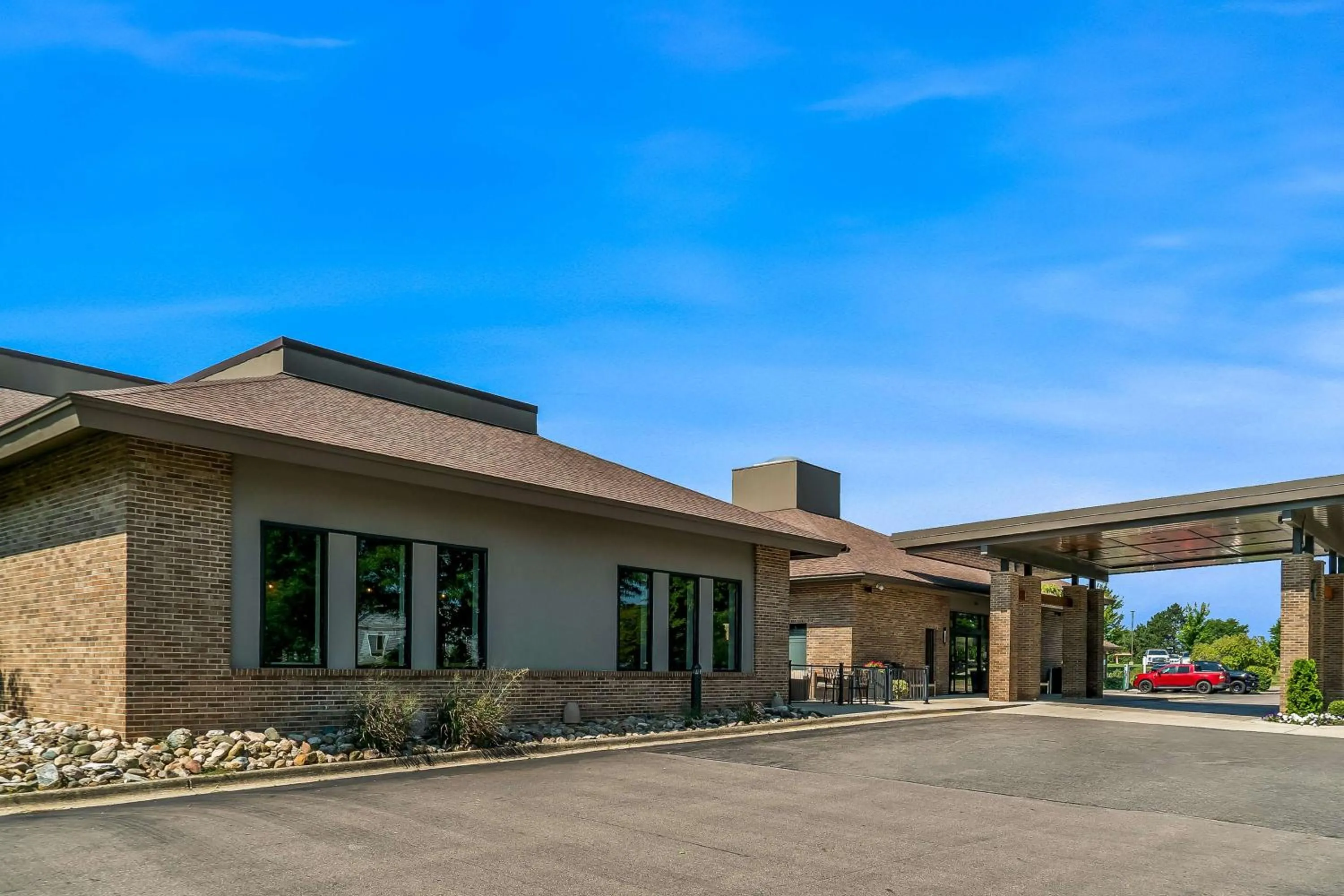 Property building in Best Western Okemos/East Lansing Hotel & Suites
