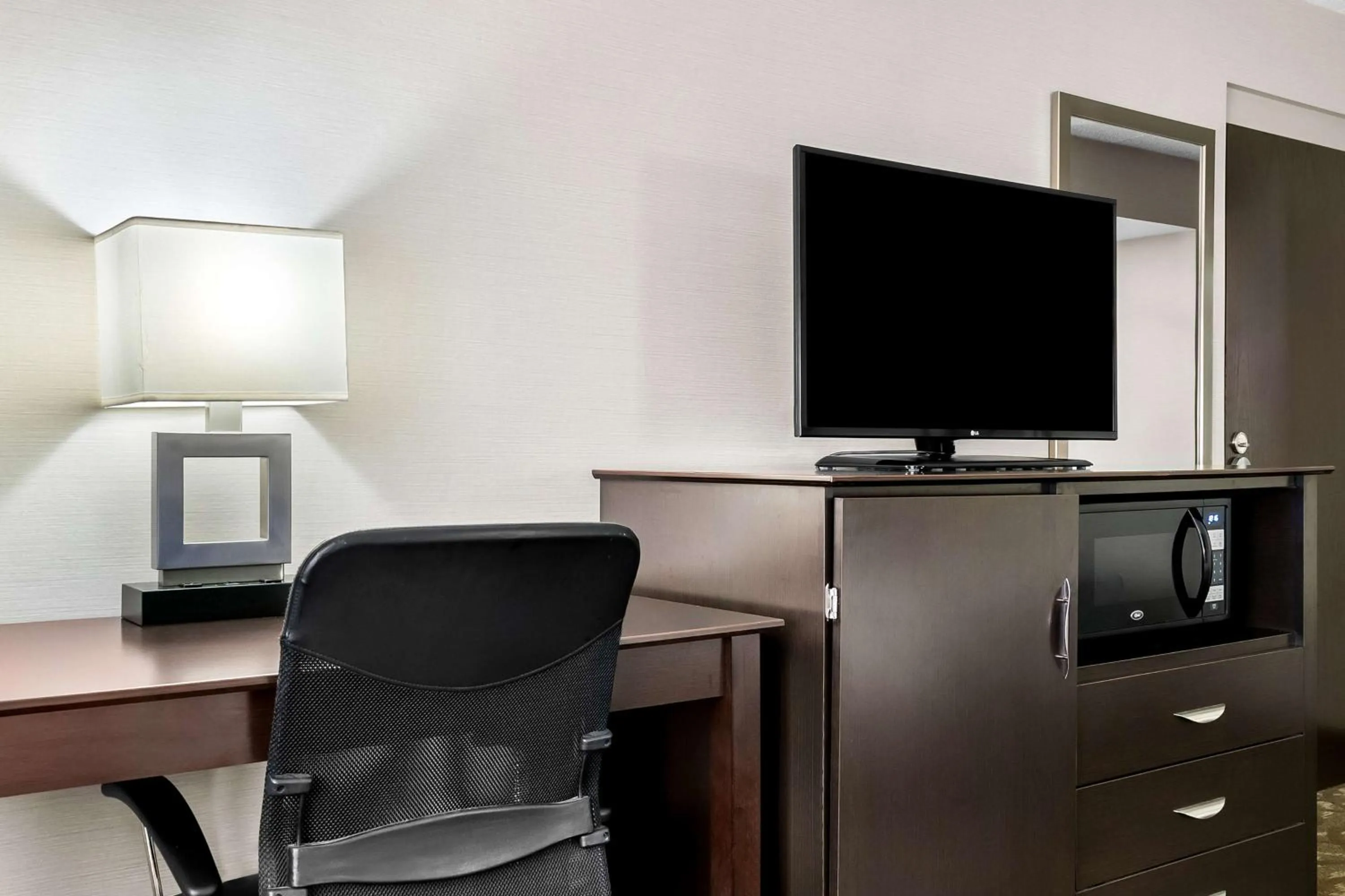 Bedroom in Best Western Okemos/East Lansing Hotel & Suites