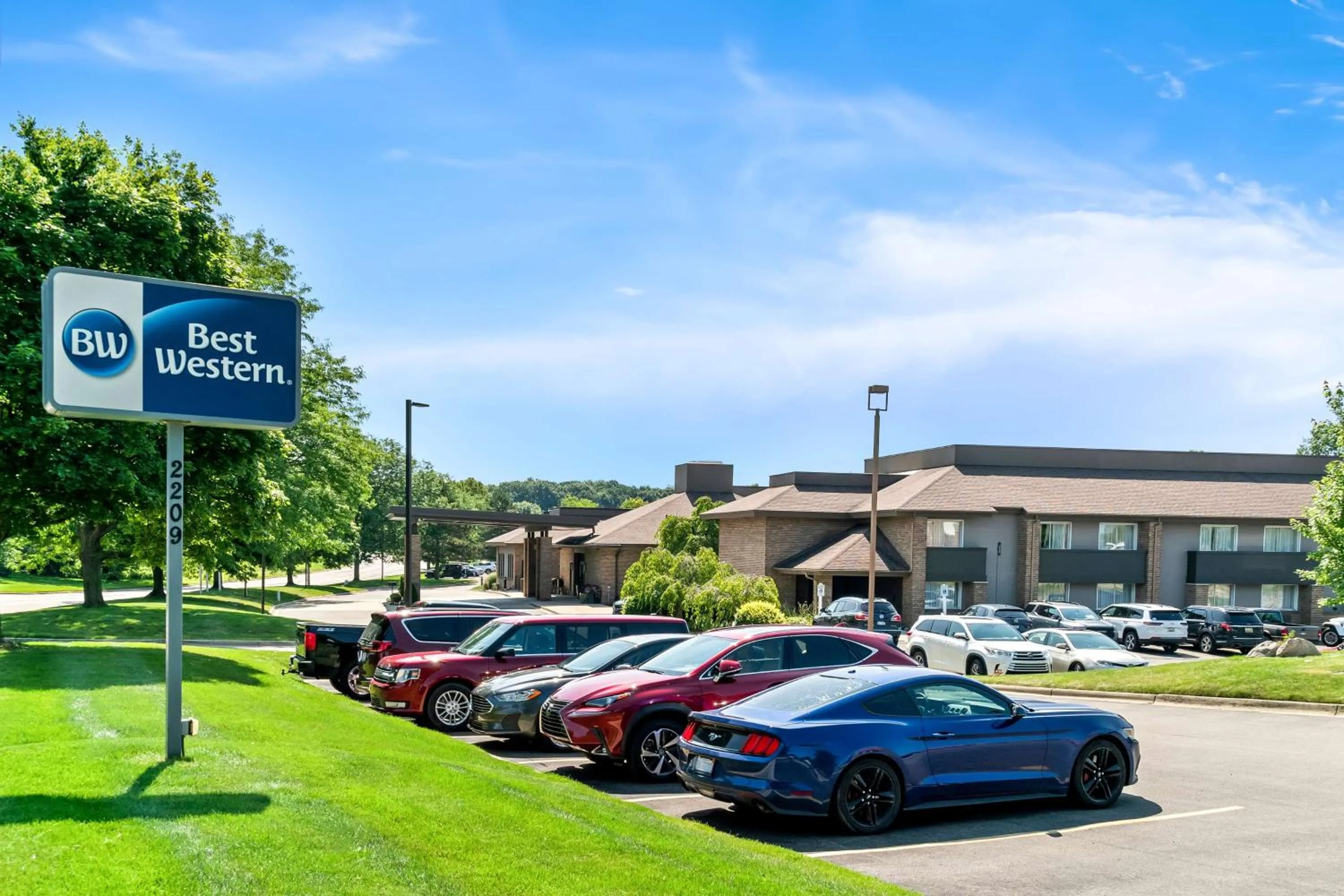 Property building in Best Western Okemos/East Lansing Hotel & Suites
