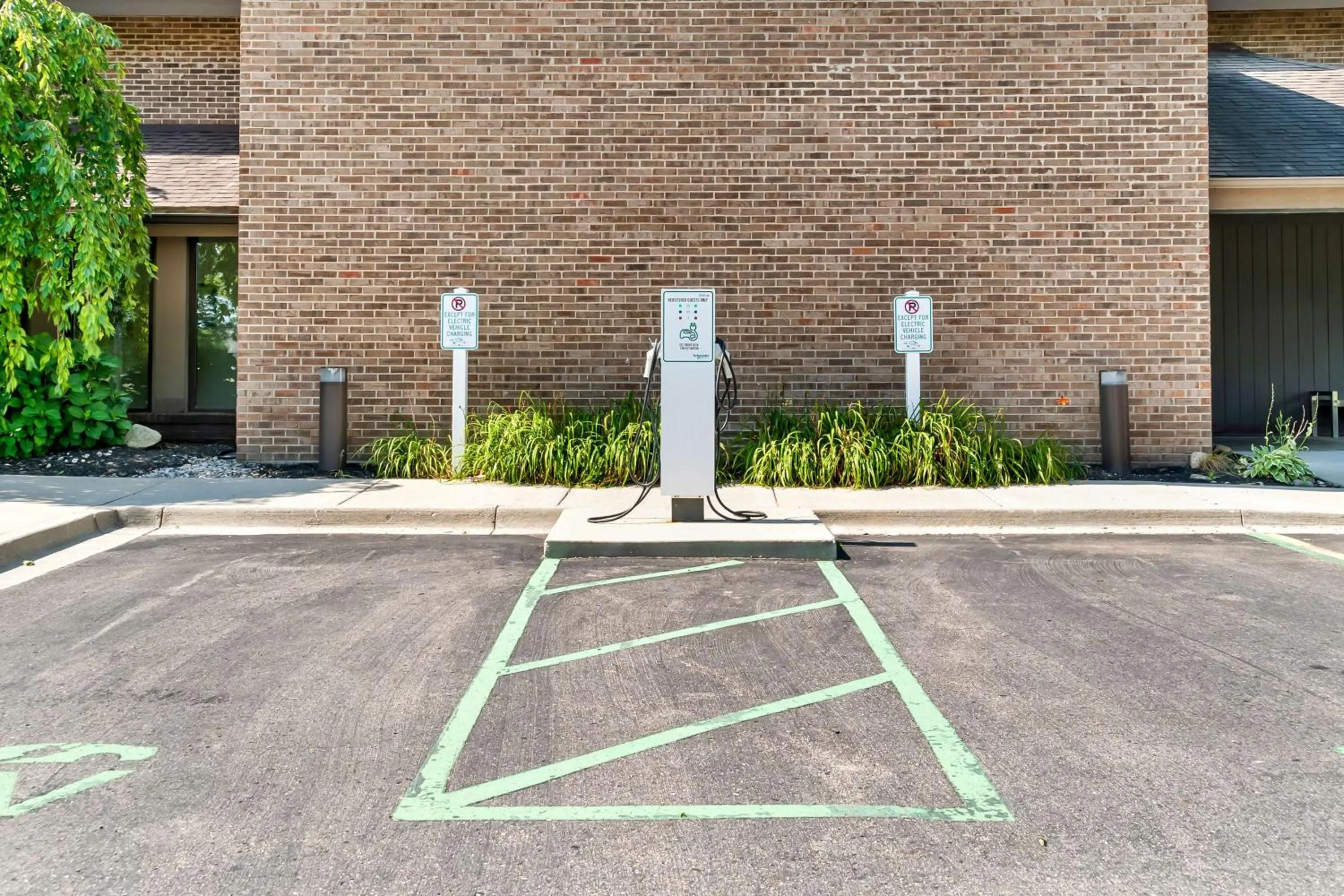 Property building in Best Western Okemos/East Lansing Hotel & Suites