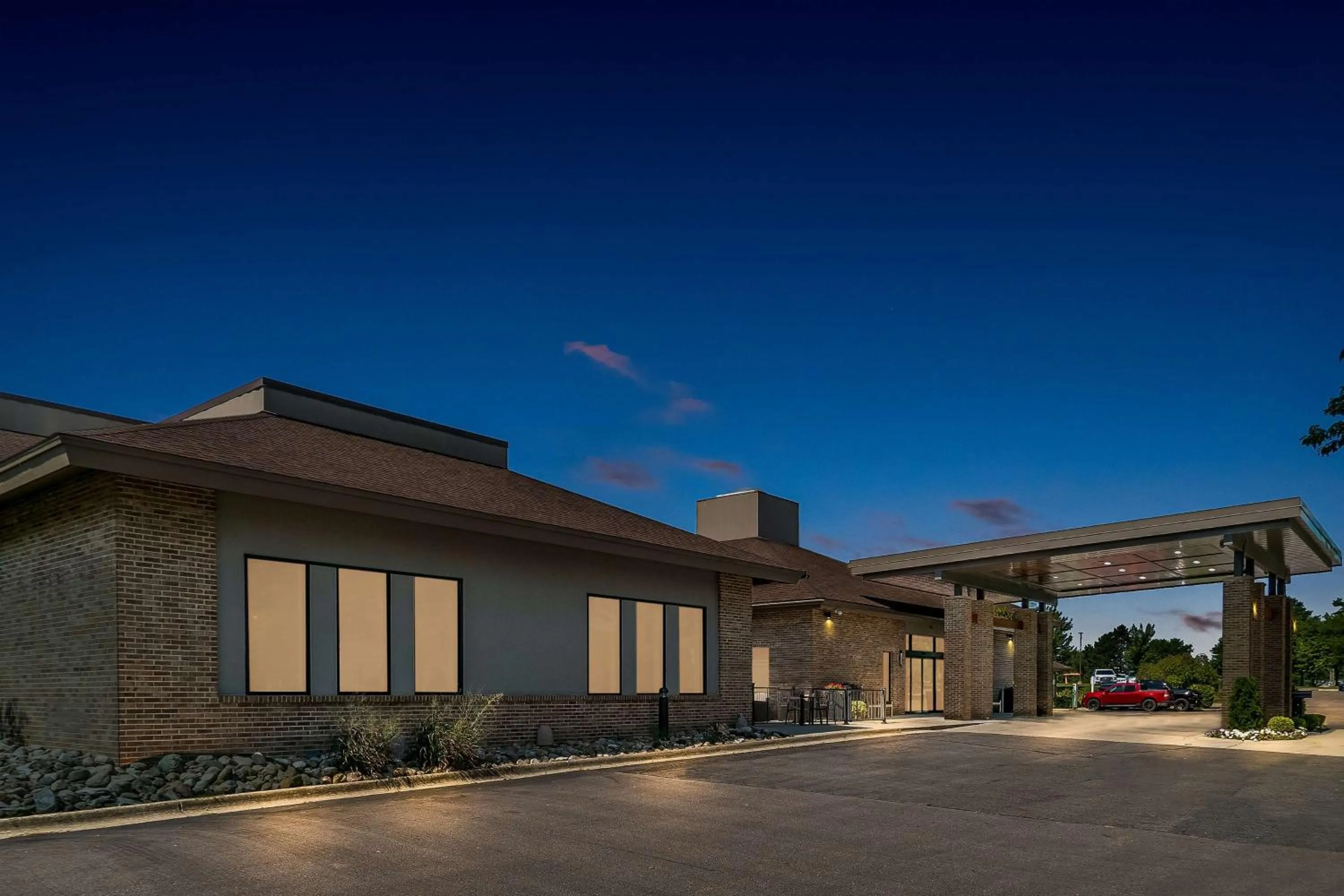 Property building in Best Western Okemos/East Lansing Hotel & Suites