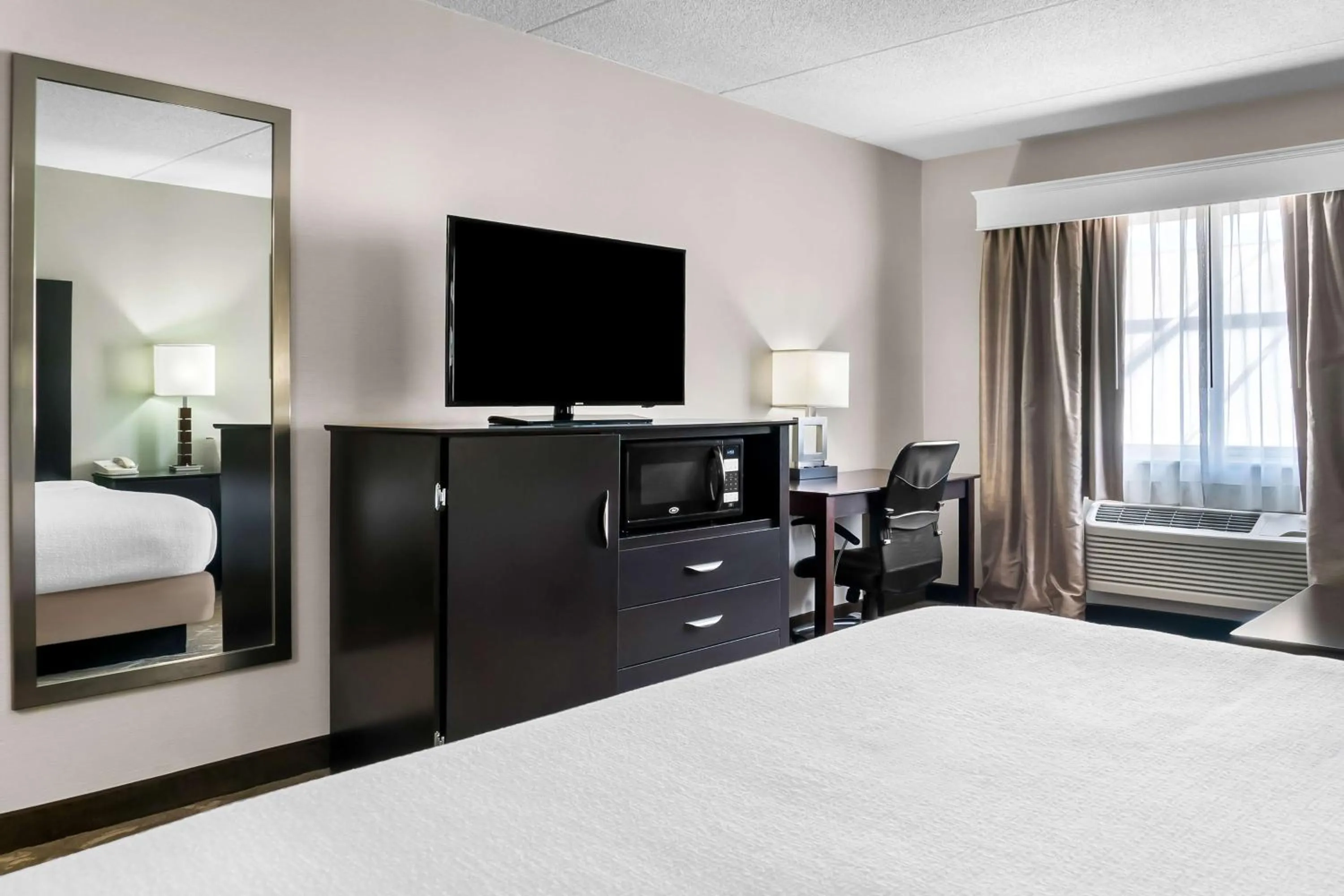 Bedroom, Bed in Best Western Okemos/East Lansing Hotel & Suites