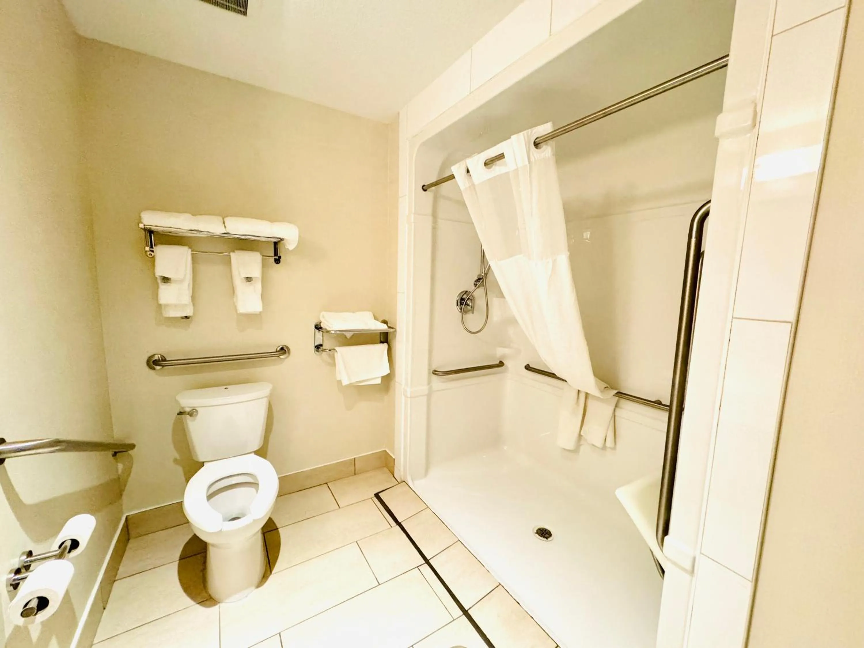 Shower in Southfort Inn