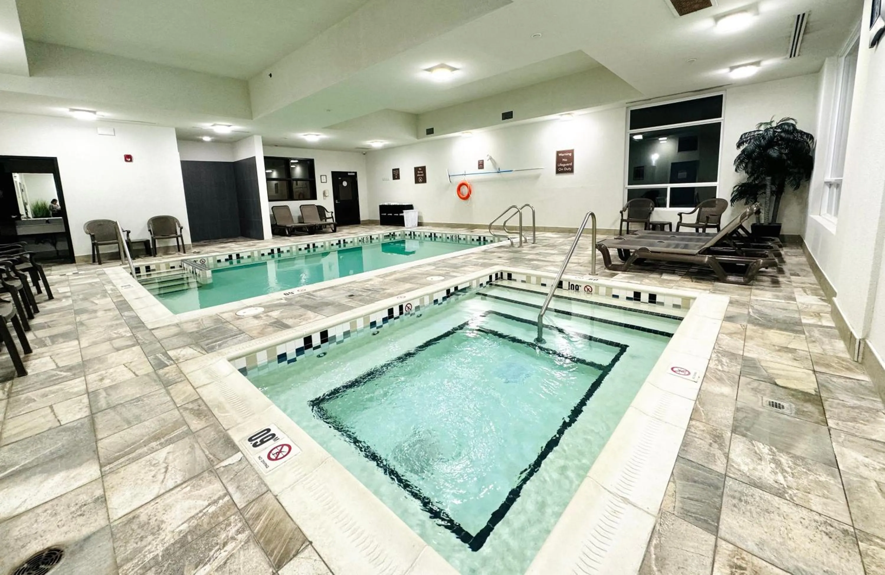Swimming pool in Southfort Inn