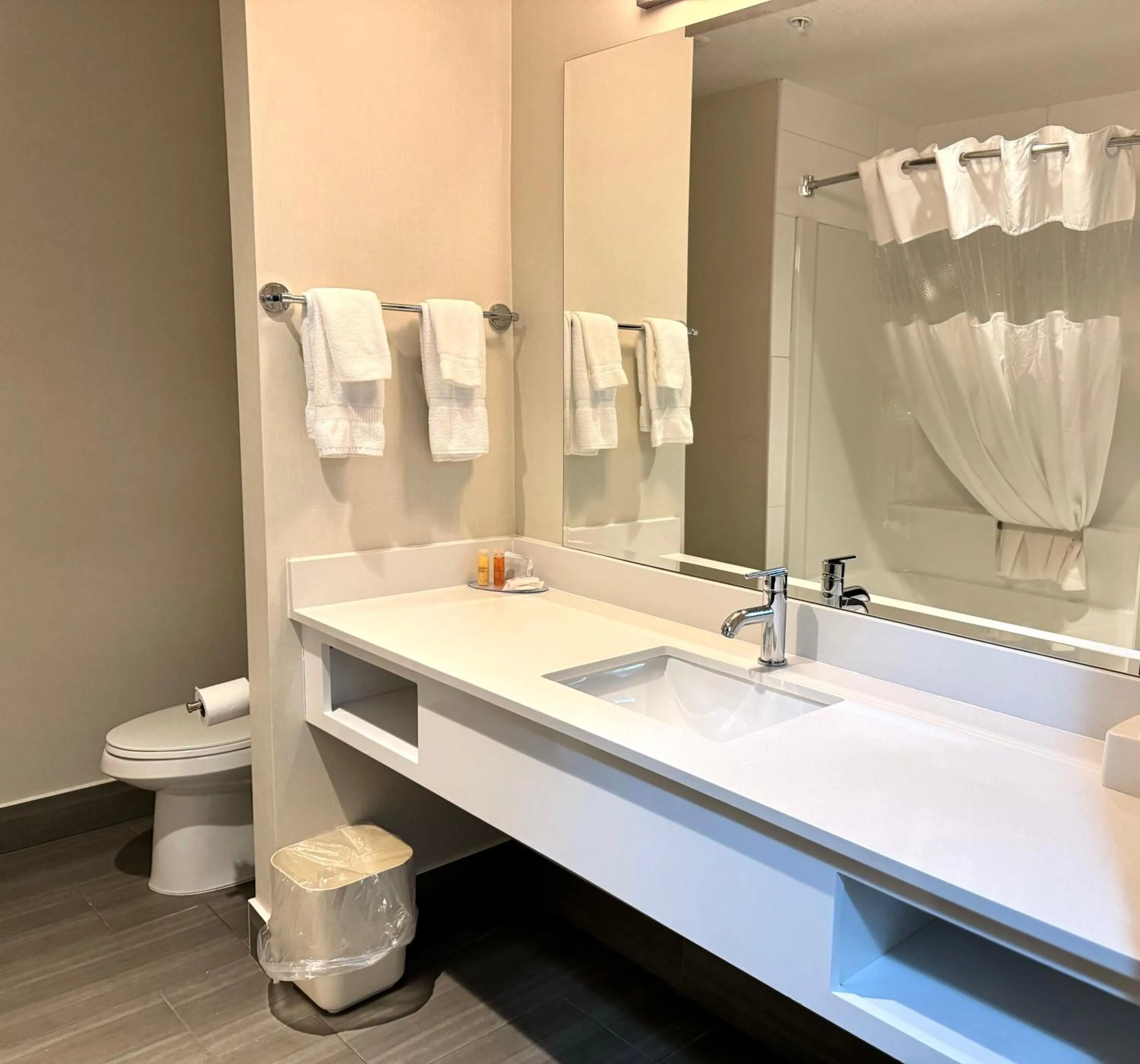 Bathroom in Southfort Inn