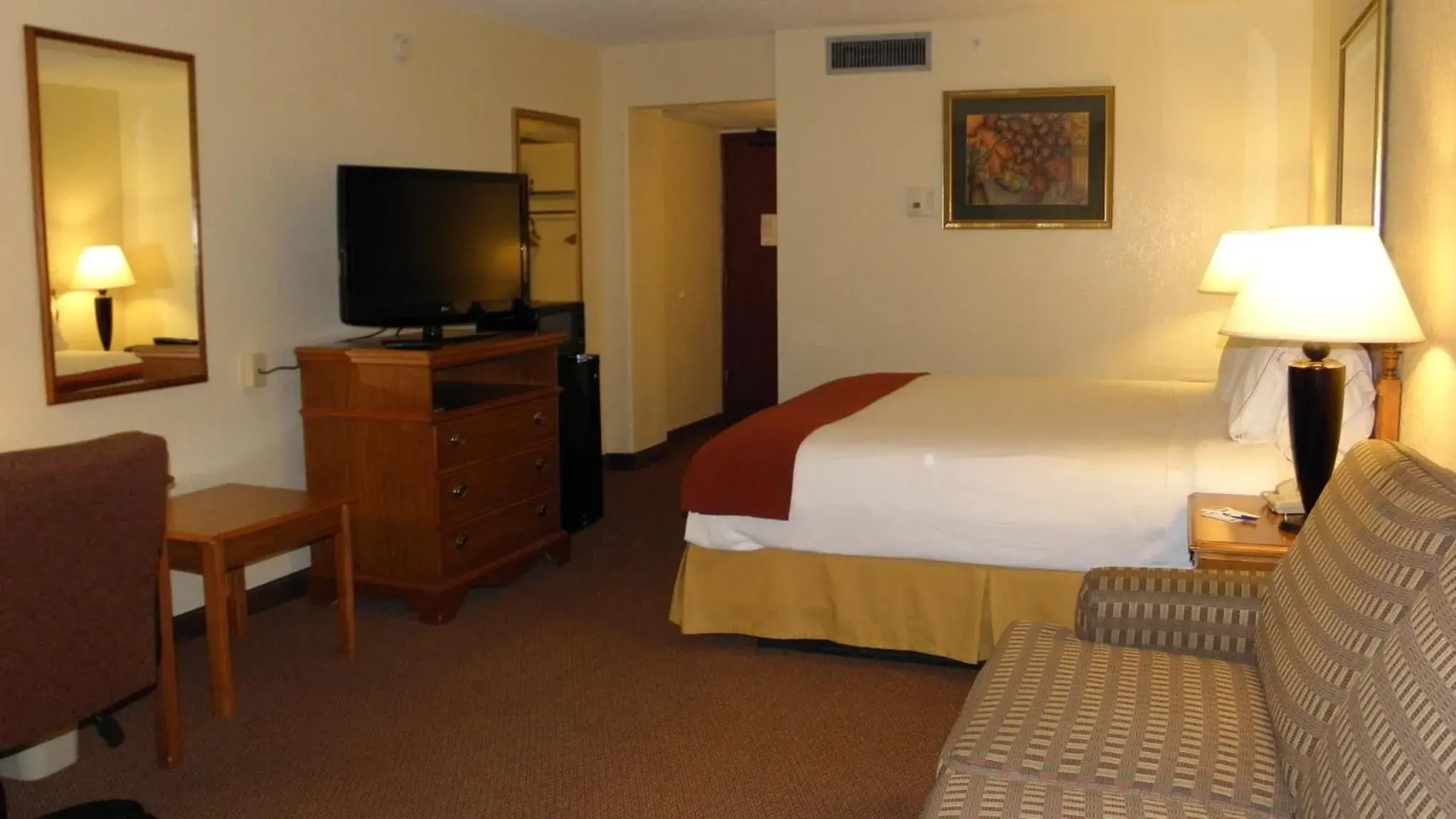 Photo of the whole room, Bed in Holiday Inn Express El Paso-Central by IHG Photo of the whole room, Bed in Holiday Inn Express El Paso-Central by IHG