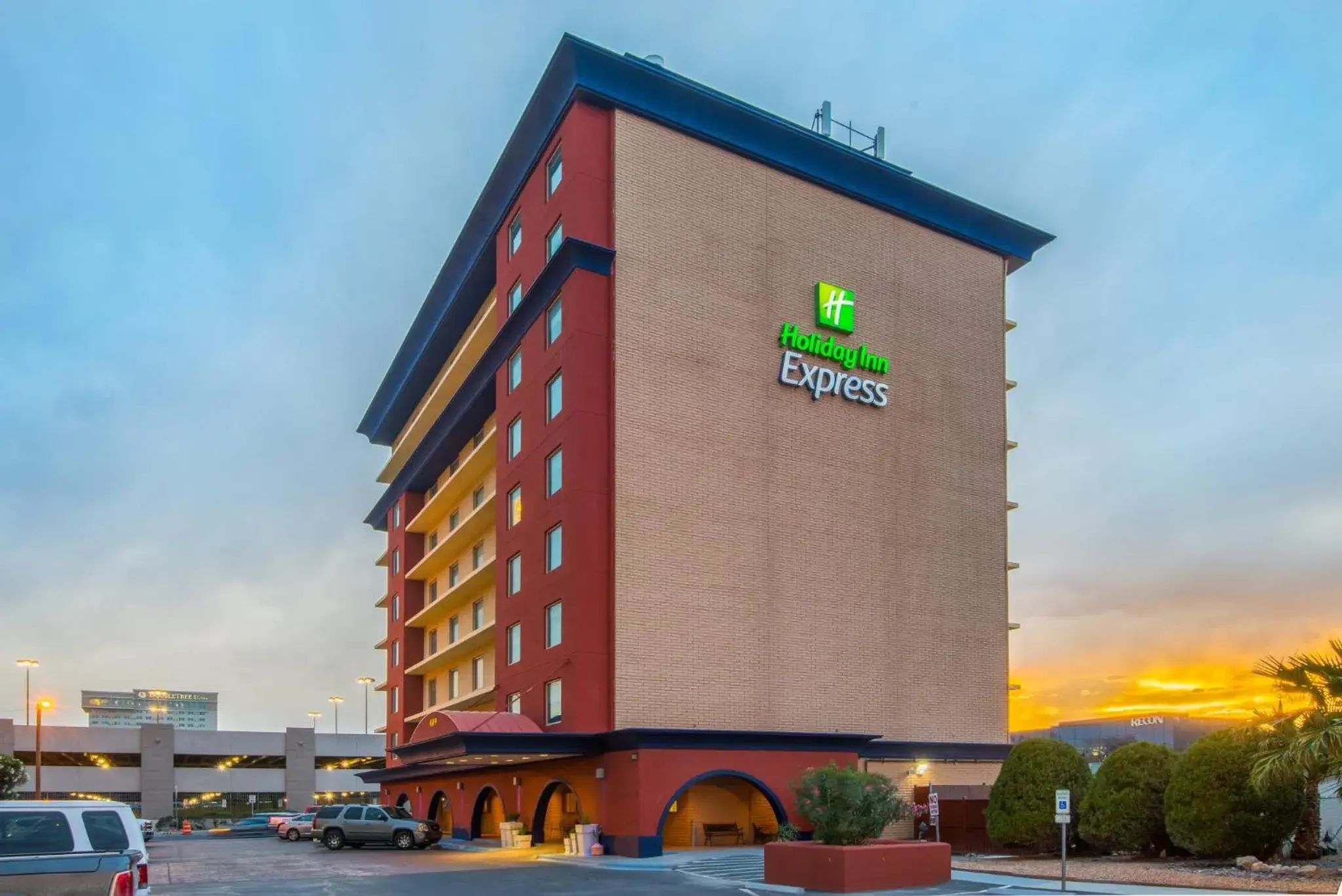 Property building in Holiday Inn Express El Paso-Central by IHG Property building in Holiday Inn Express El Paso-Central by IHG